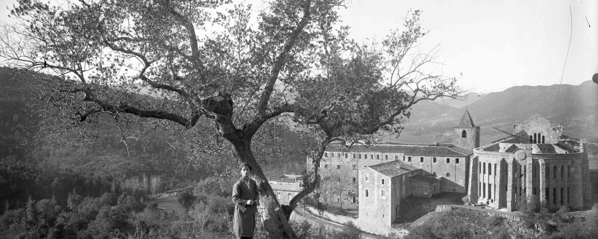 Sadurní Brunet Forasté, amb el santuari i l’església del Collell al fons, 1929 (ACGAX. Fons Sadurní Brunet Pi. Autor: Sadurní Brunet. Codi atribuït 31.2.14)