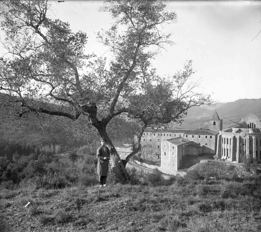 Sadurní Brunet Forasté, amb el santuari i l’església del Collell al fons, 1929 (ACGAX. Fons Sadurní Brunet Pi. Autor: Sadurní Brunet. Codi atribuït 31.2.14)