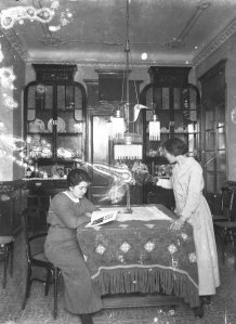 Vista parcial del menjador de la casa Carlets, a Olot, 1914 (ACGAX. Fons Sadurní Brunet Pi. Autor: Sadurní Brunet. Codi atribuït: 29.2.12)