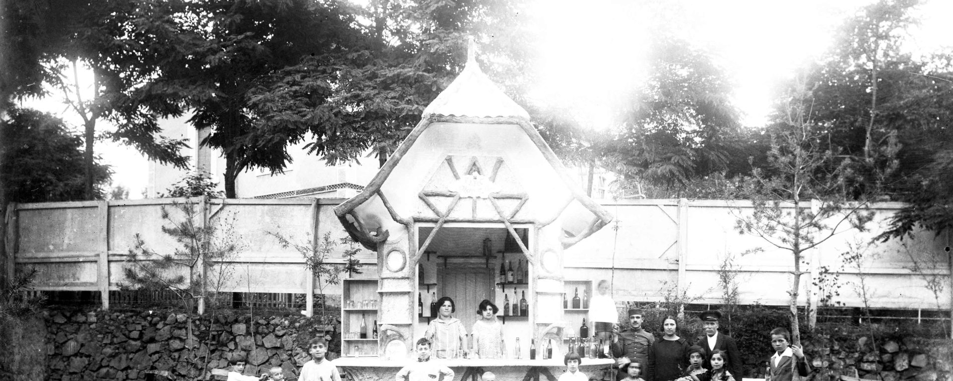 Vista general del quiosc de begudes del camp de futbol de l'Estació, a Olot, 1928 (ACGAX. Fons Sadurní Brunet Pi. Autor Sadurní Brunet. Codi atribuït 16.1.2)