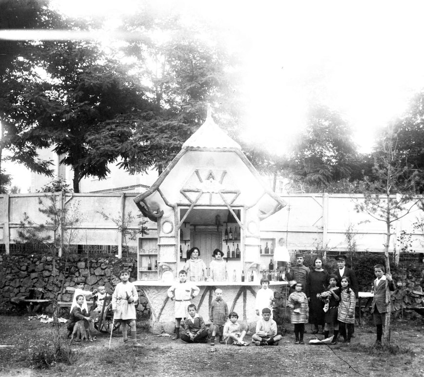 Vista general del quiosc de begudes del camp de futbol de l'Estació, a Olot, 1928 (ACGAX. Fons Sadurní Brunet Pi. Autor Sadurní Brunet. Codi atribuït 16.1.2)