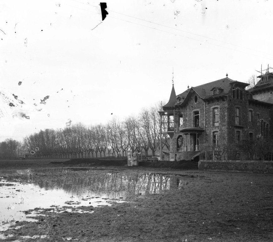 Casa Pons i Tusquets, en procés de construcció, 1917 (ACGAX. Fons Sadurní Brunet Pi. Autor: Sadurní Brunet. Codi atribuït 22.5.9)