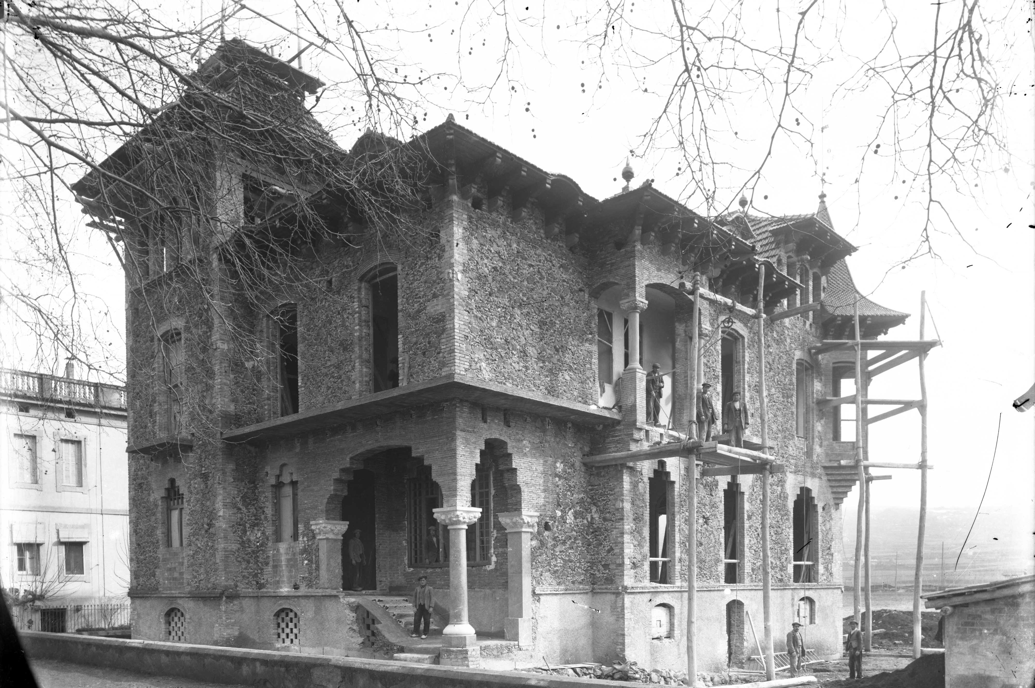 Casa Pons i Tusquets, en procés de construcció, 1917 (ACGAX. Fons Sadurní Brunet Pi. Autor: Sadurní Brunet. Codi atribuït 22.5.8)