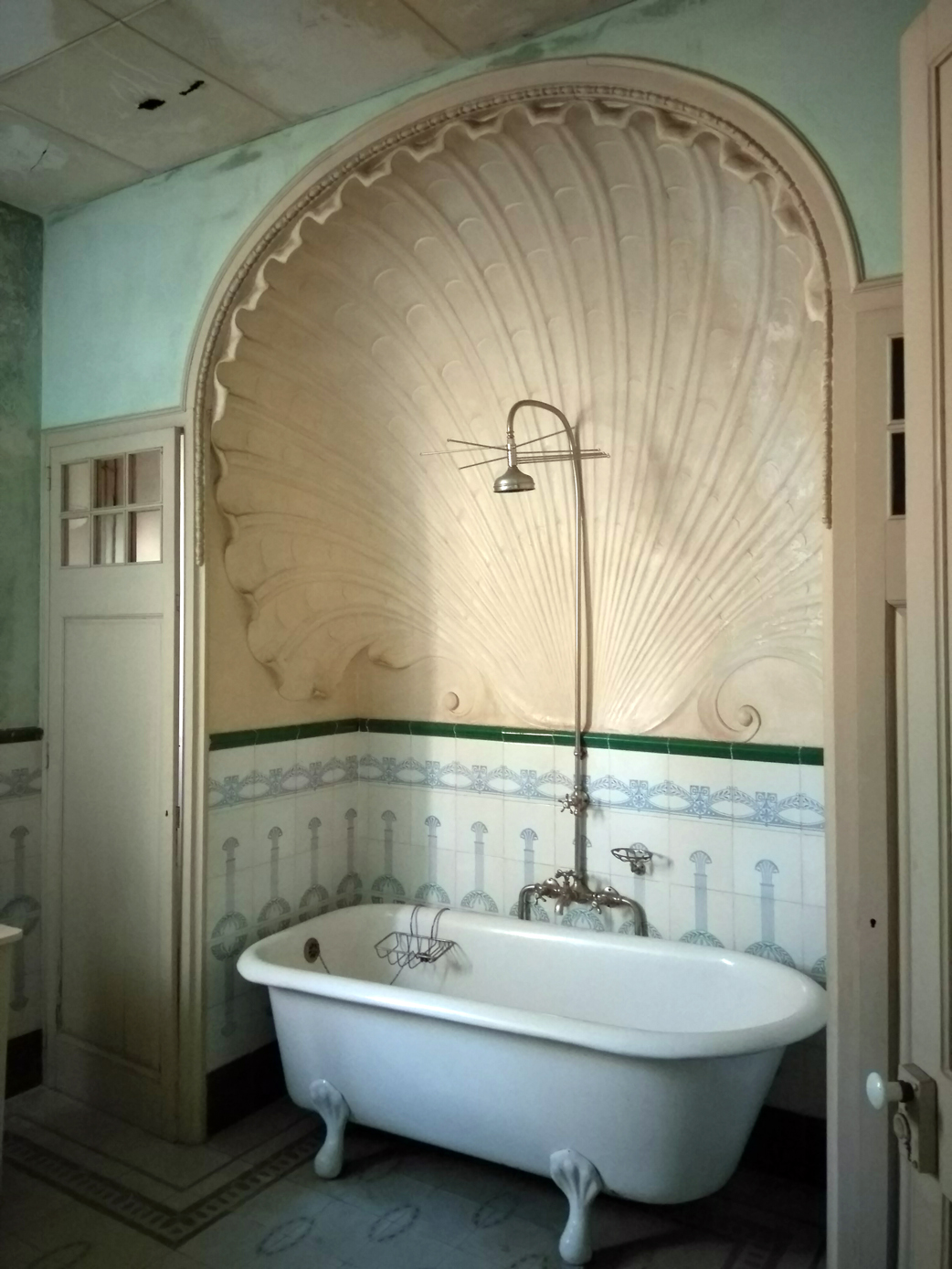 Vista parcial del lavabo de la casa Pons i Tusquets, 2018 (Foto: Arnau Vergés)