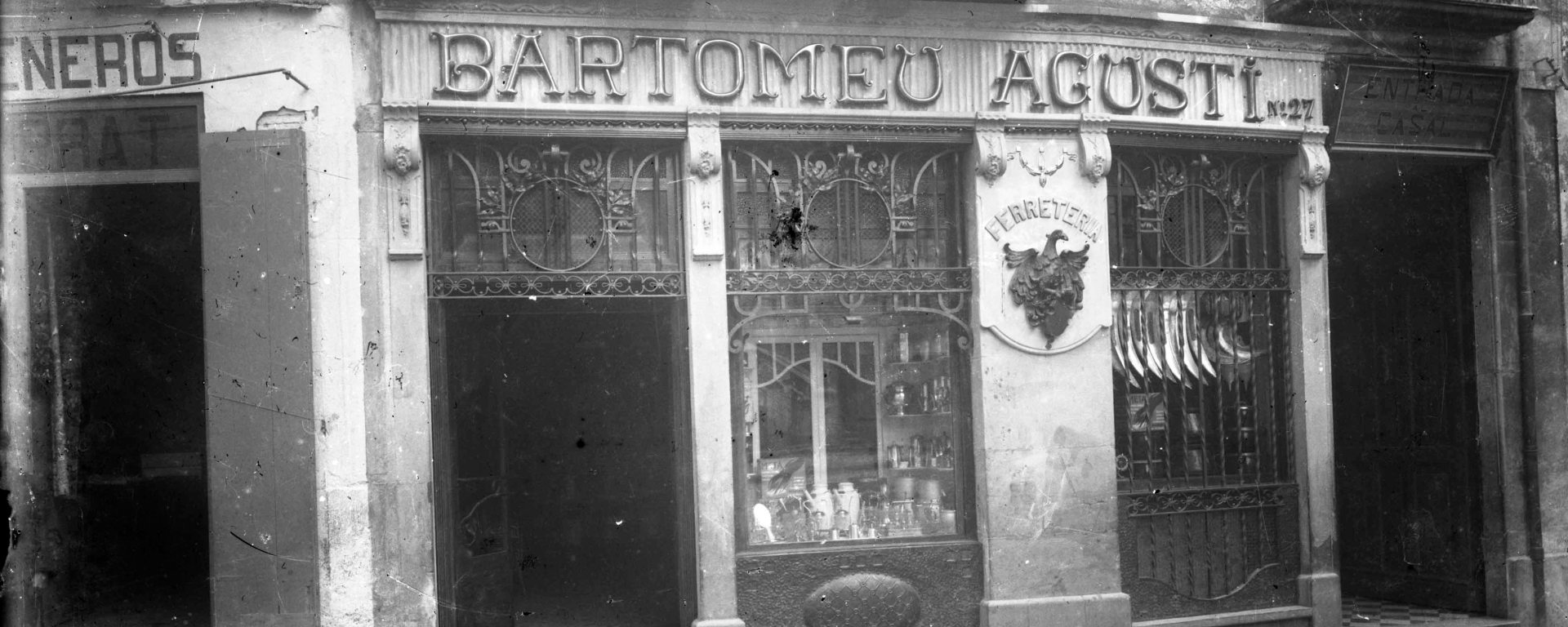 Vista frontal de la façana de la ferreteria Bartomeu Agustí, 1919 (ACGAX. Fons Sadurní Brunet Pi. Autor: Sadurní Brunet. Codi atribuït 28.1.2)