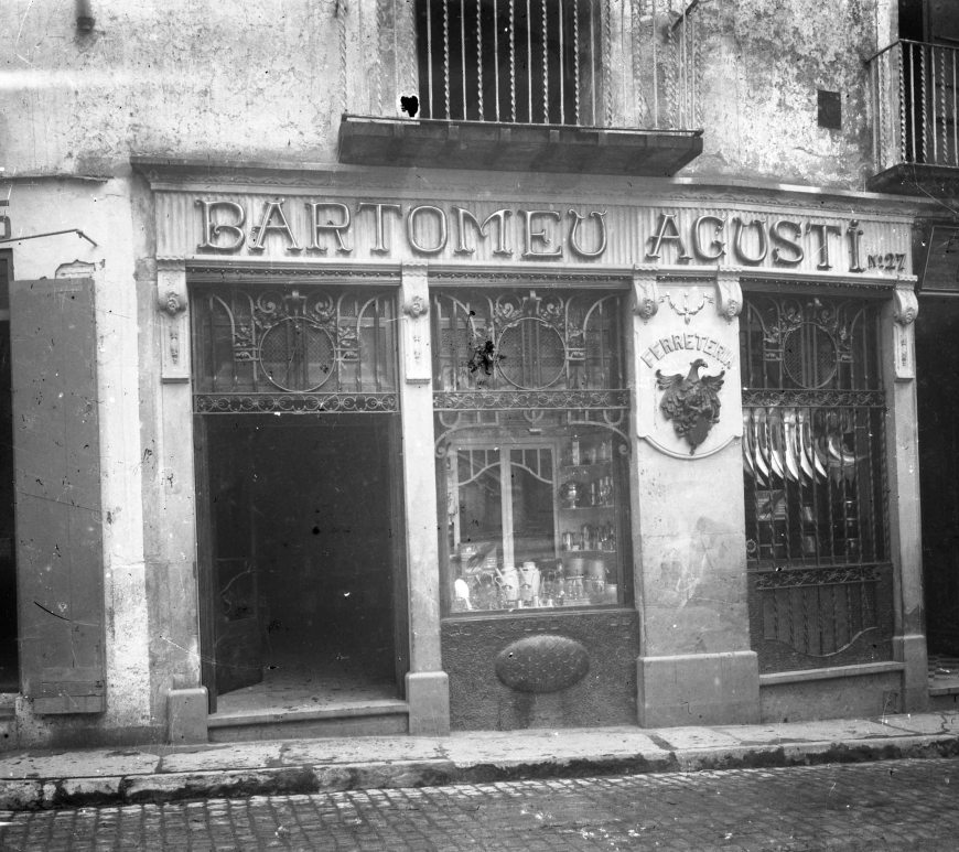 Vista frontal de la façana de la ferreteria Bartomeu Agustí, 1919 (ACGAX. Fons Sadurní Brunet Pi. Autor: Sadurní Brunet. Codi atribuït 28.1.2)