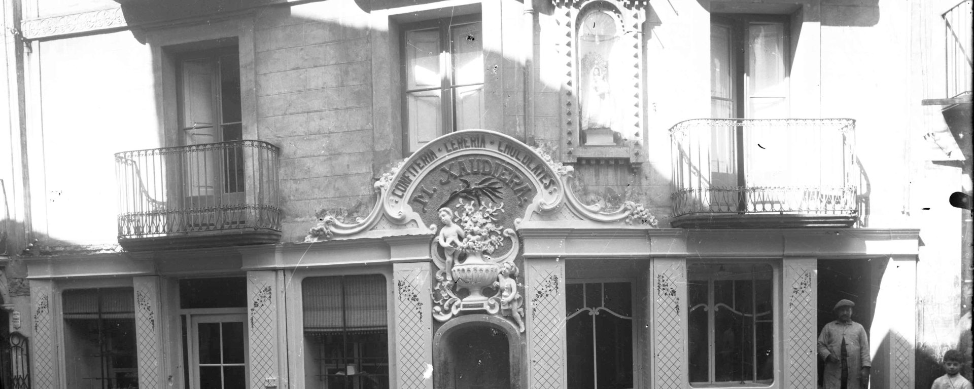 Vista parcial de Can Xaudiera amb Sadurní Brunet i el seu fill Joan al costat, 1922 (ACGAX. Fons Sadurní Brunet Pi. Autor Sadurní Brunet. Codi atribuït 15.14)