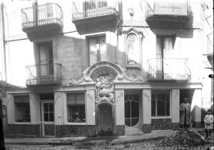 Vista parcial de Can Xaudiera amb Sadurní Brunet i el seu fill Joan al costat, 1922 (ACGAX. Fons Sadurní Brunet Pi. Autor Sadurní Brunet. Codi atribuït 15.14)