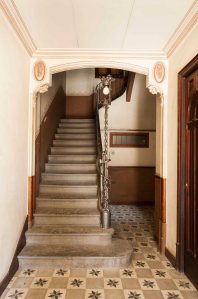 Vista frontal del vestíbul de la casa Riera, a Olot, 2018 (ACGAX. Col·lecció d’imatges de l’ACGAX. Autor: Quim Roca)