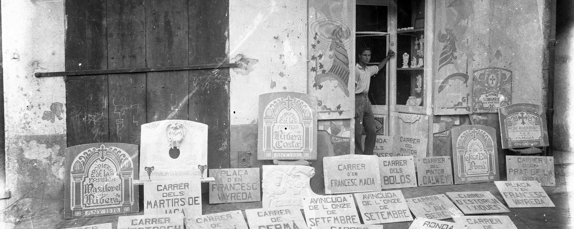 Vista frontal del taller carrer del Roser, a Olot, amb Joan Brunet Forasté a la porta, entre els anys 1931 i 1935 (ACGAX. Fons Sadurní Brunet Pi. Autor: Sadurní Brunet)