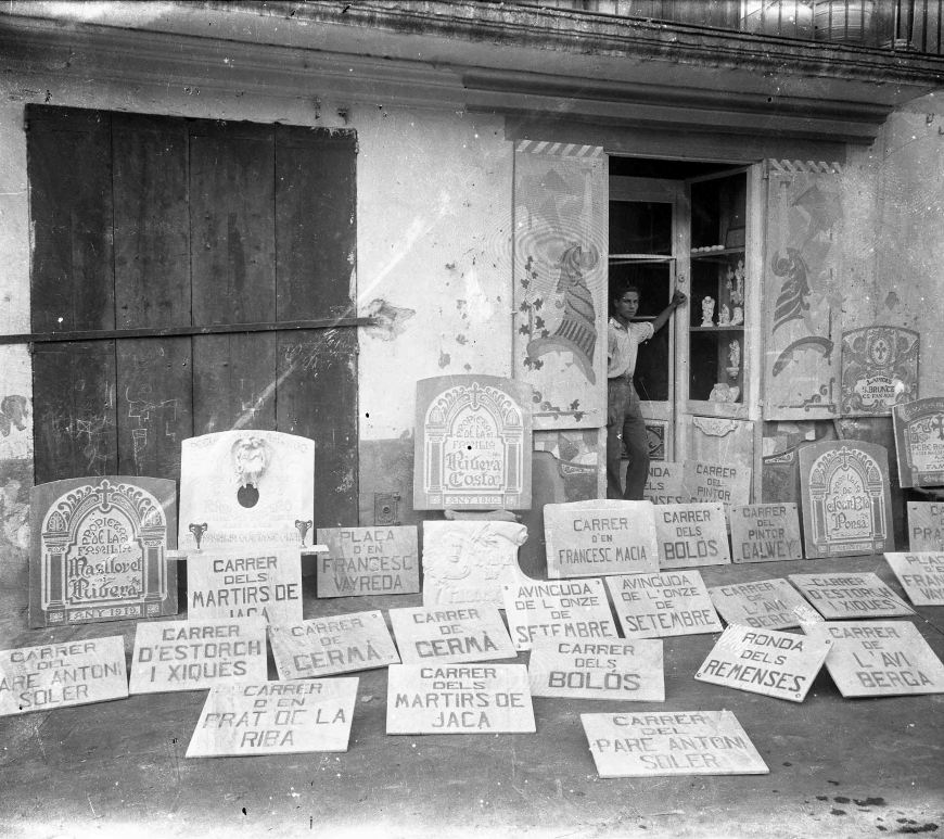 Vista frontal del taller carrer del Roser, a Olot, amb Joan Brunet Forasté a la porta, entre els anys 1931 i 1935 (ACGAX. Fons Sadurní Brunet Pi. Autor: Sadurní Brunet)