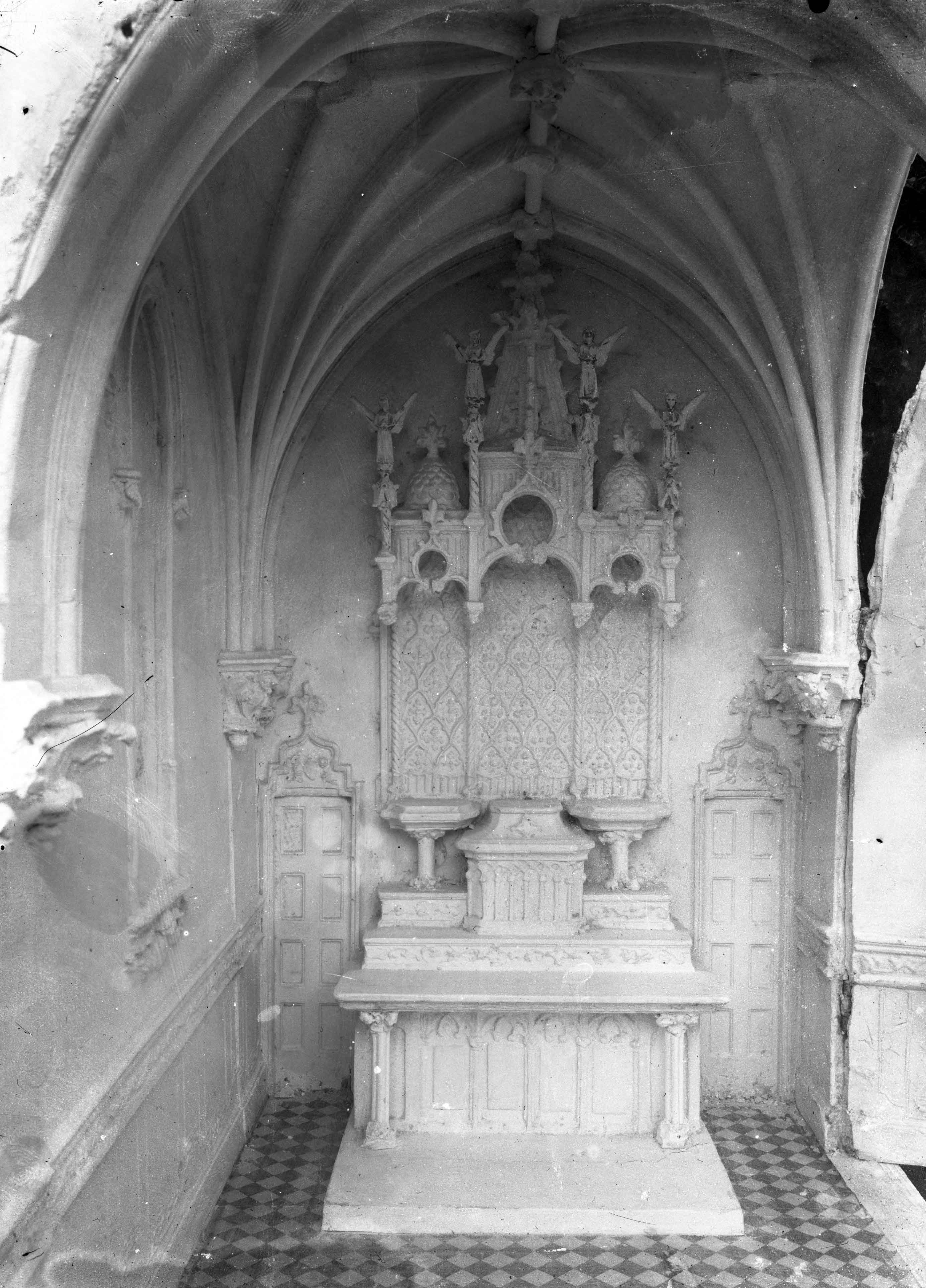 Vista parcial de la maqueta de l’oratori de Can Gussinyer, a Castellfollit de la Roca, 1916 (ACGAX. Fons Sadurní Brunet Pi. Foto Sadurní Brunet. Codi atribuït 19.5.1)