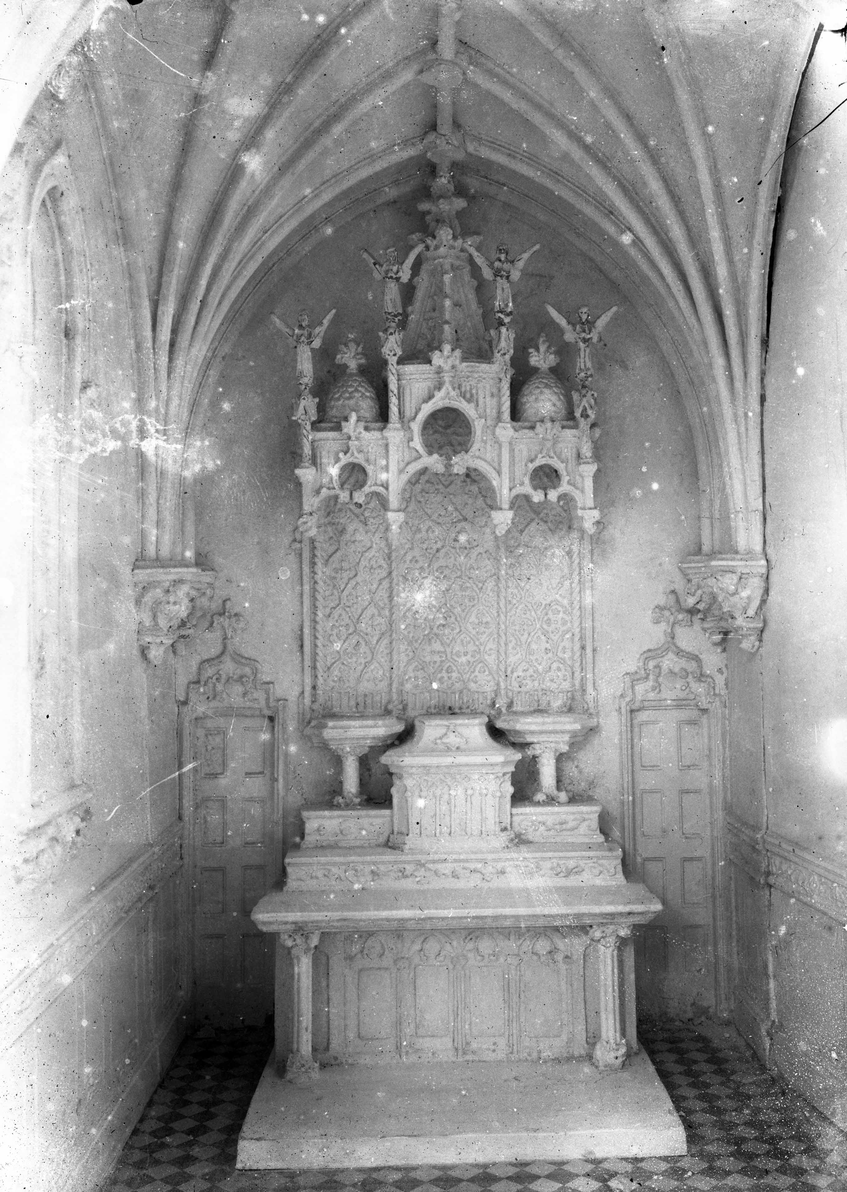 Vista parcial de la maqueta de l’oratori de Can Gussinyer, a Castellfollit de la Roca, 1916 (ACGAX. Fons Sadurní Brunet Pi. Foto Sadurní Brunet. Codi atribuït 19.5.7)
