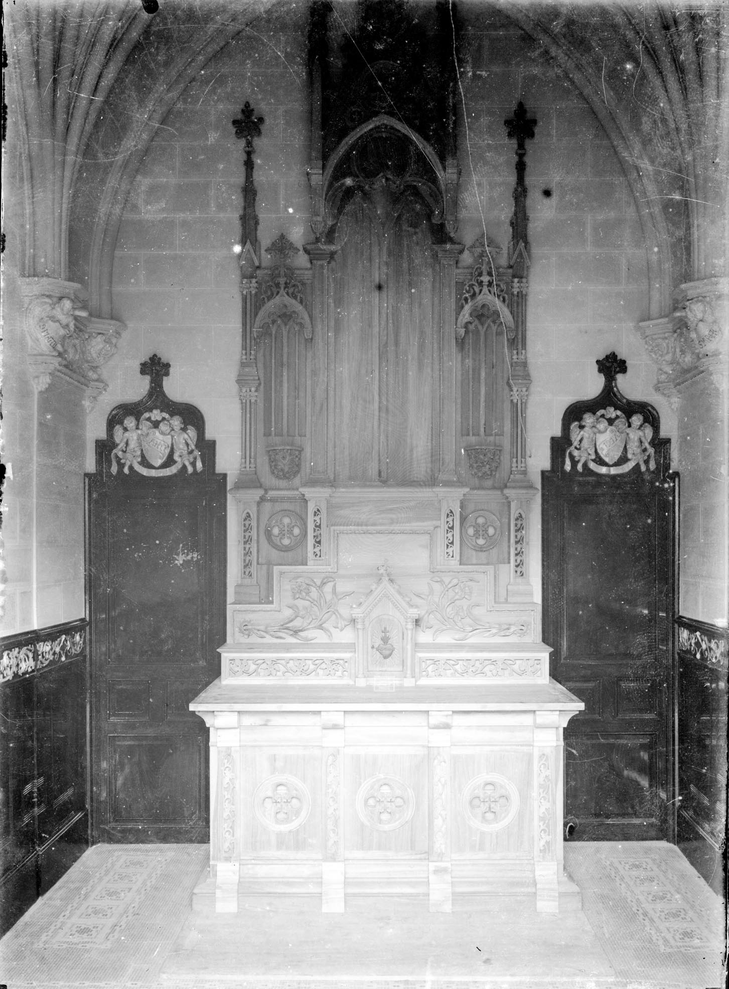 Vista parcial de l’altar de l’oratori de Can Gussinyer, a Castellfollit de la Roca, 1917 (ACGAX. Fons Sadurní Brunet Pi. Foto Sadurní Brunet. Codi atribuït 32.2.14)
