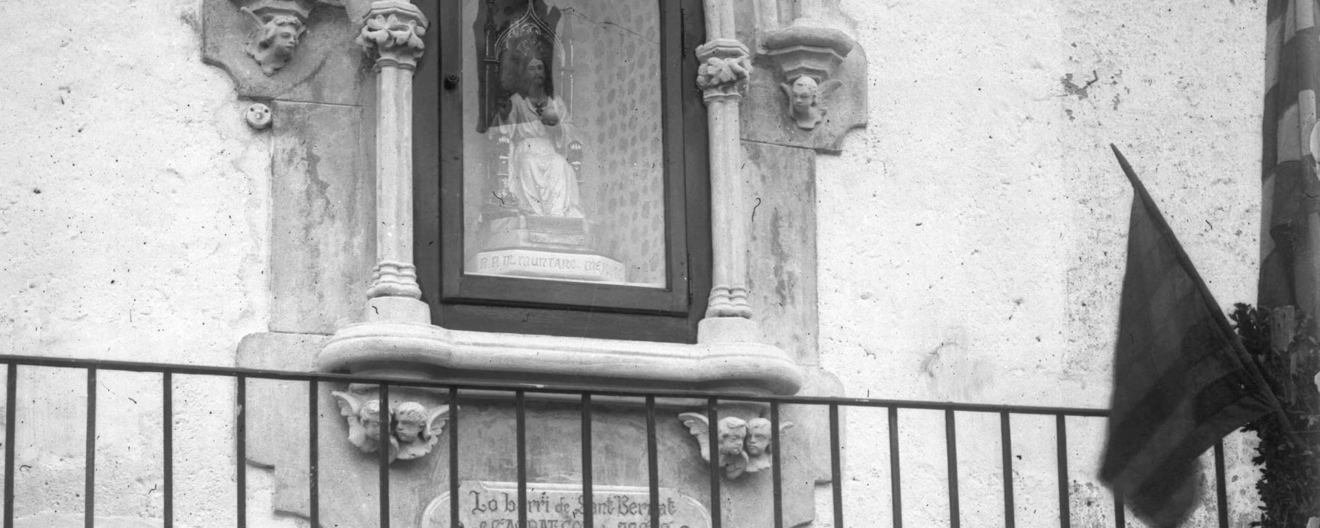 Vista general de la capelleta del Sagrat Cor al carrer de Sant Bernat, a Olot, 1921 (ACGAX. Fons Sadurní Brunet Pi. Foto Sadurní Brunet. Codi atribuït 18.5.12)