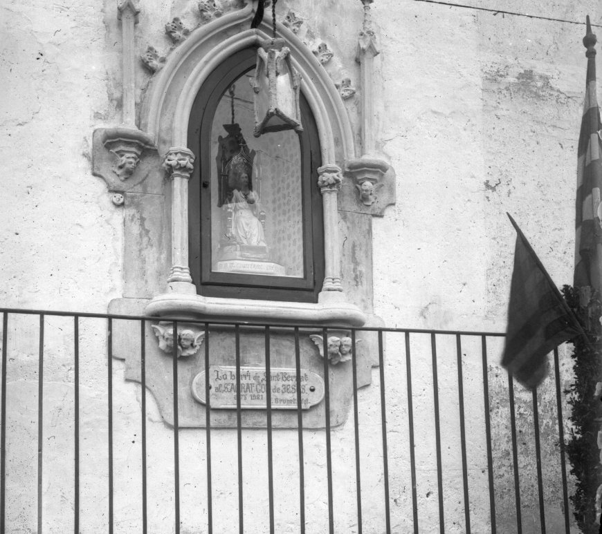 Vista general de la capelleta del Sagrat Cor al carrer de Sant Bernat, a Olot, 1921 (ACGAX. Fons Sadurní Brunet Pi. Foto Sadurní Brunet. Codi atribuït 18.5.12)