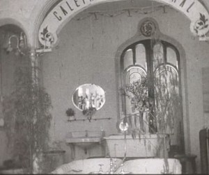 Captura de pantalla del curtmetratge publicitari per a sales de cinema sobre la botiga Quera Constans (ACGAX. Fons Jordi Pujiula Ribera)