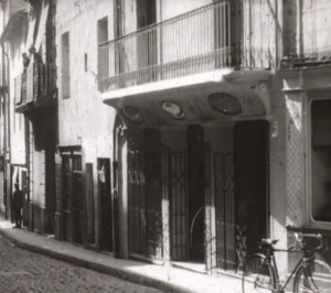 Captura de pantalla del curtmetratge publicitari per a sales de cinema sobre la botiga Quera Constans (ACGAX. Fons Jordi Pujiula Ribera)