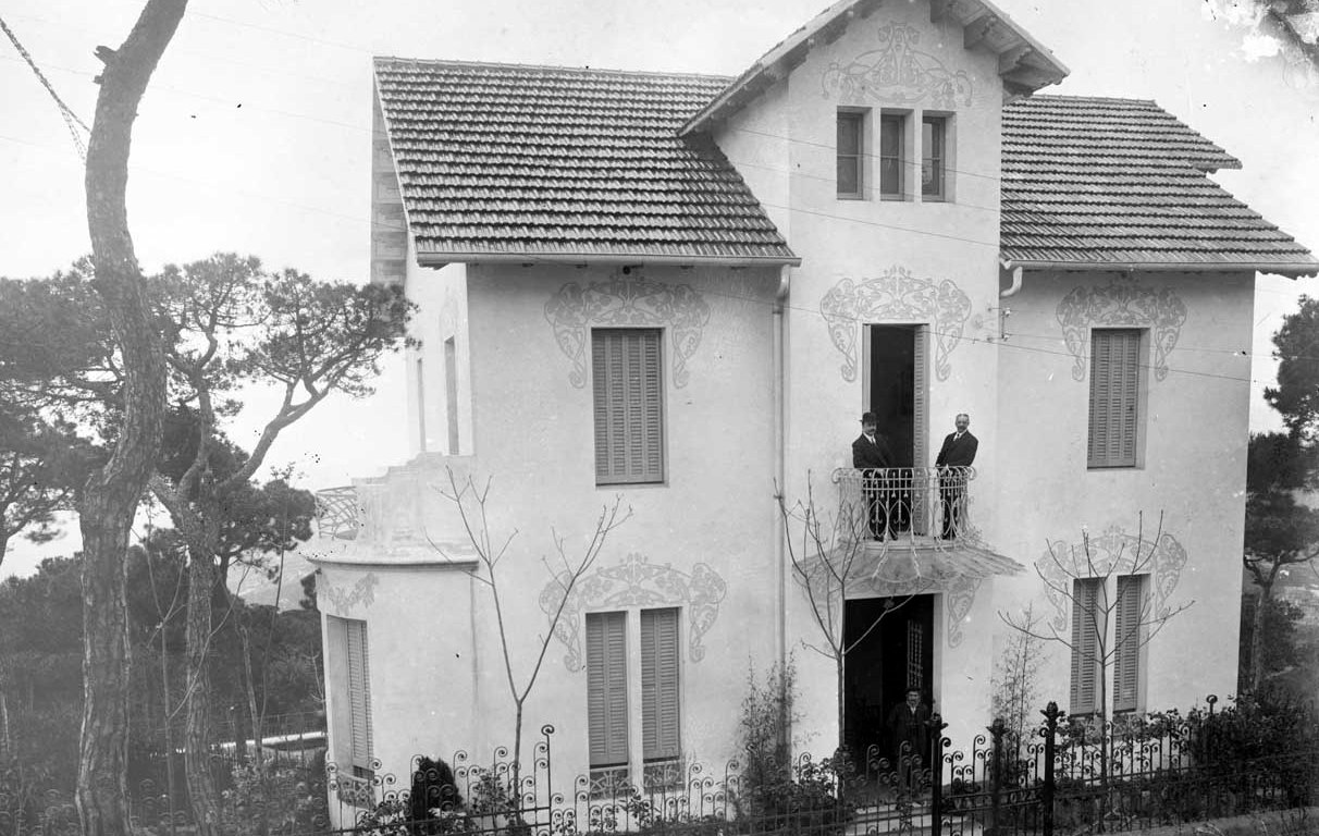 Vista frontal de la Vil·la Magda, a Barcelona, entre els anys 1908 i 1912 (ACGAX. Fons Sadurní Brunet Pi. Autor: Sadurní Brunet)