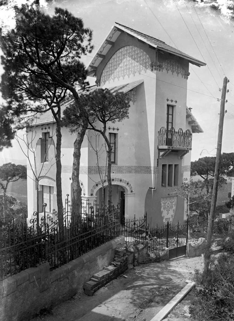 Vista lateral de la Vil·la Montserrat, a Barcelona, entre els anys 1908 i 1912 (ACGAX. Fons Sadurní Brunet Pi. Autor: Sadurní Brunet)
