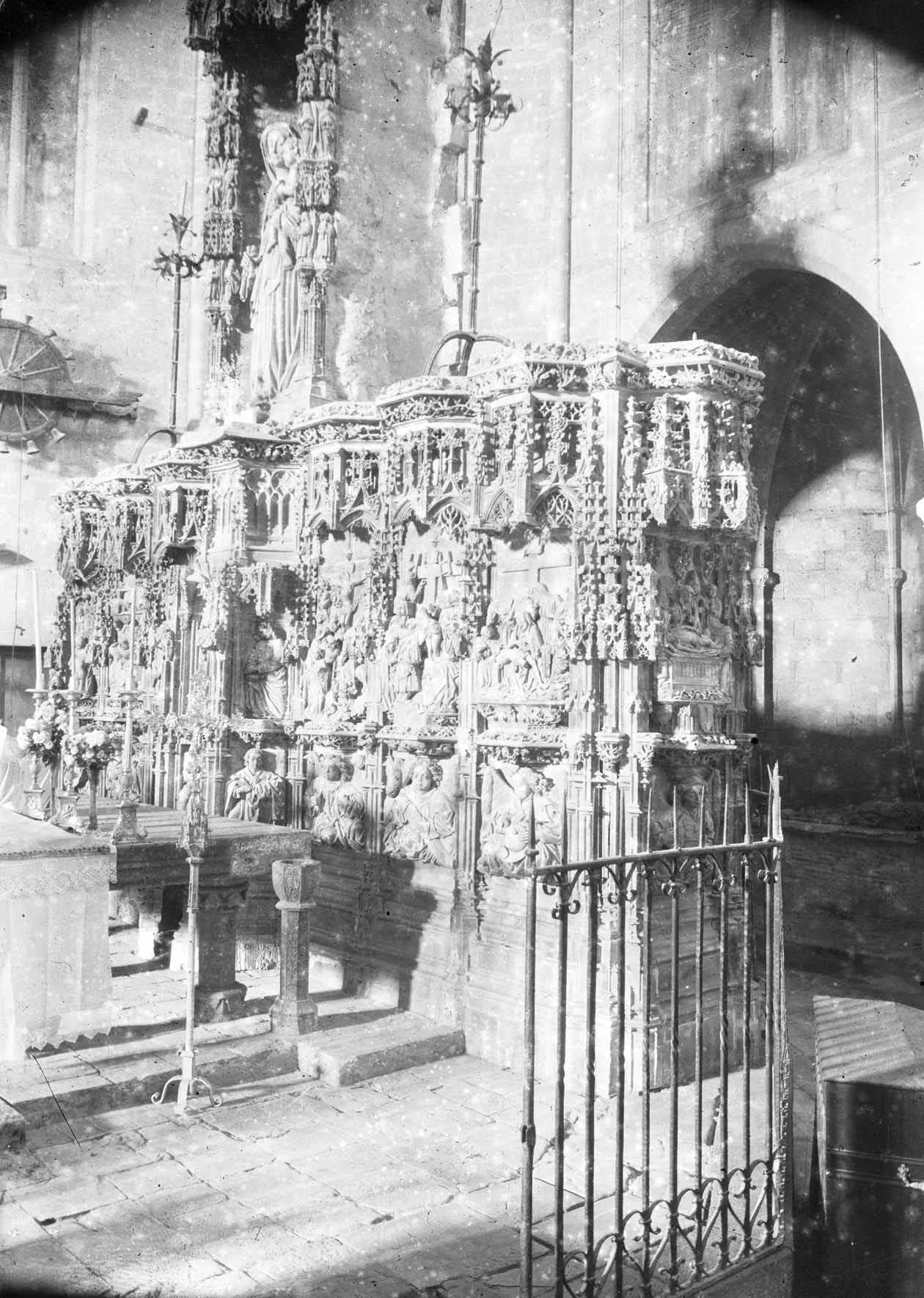 Vista lateral del retaule gòtic de l'altar major de la basílica de Santa Maria, a Castelló d'Empúries, entre els anys 1942 i 1944 (ACGAX. Fons Sadurní Brunet Pi. Autor: Sadurní Brunet)