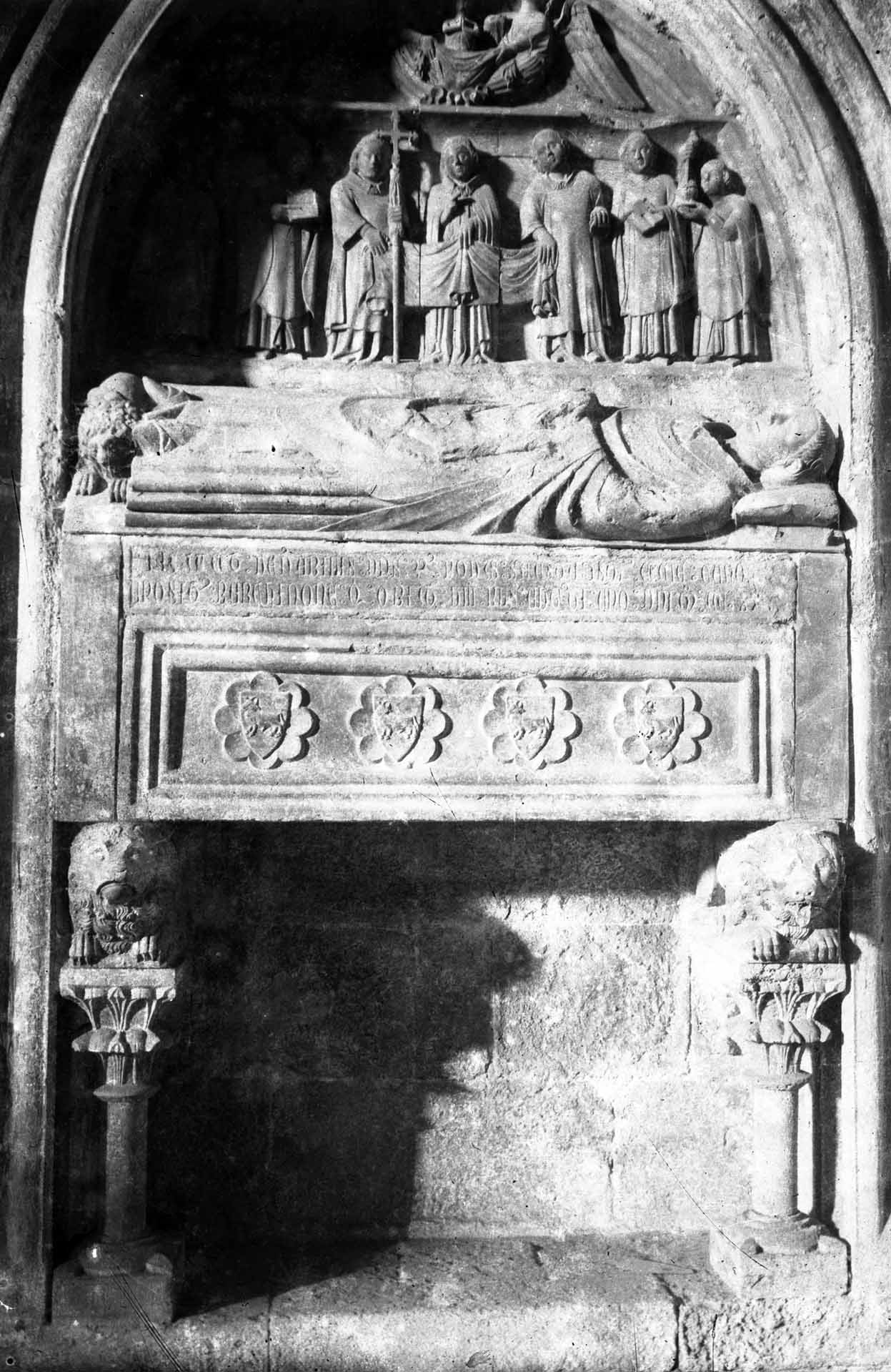 Vista frontal del sepulcre de Ramon Bou (que va morir l'any 1331), situat a la capella de Sant Esteve de la basílica de Santa Maria, a Castelló d'Empúries (ACGAX. Fons Sadurní Brunet Pi. Autor Sadurní Brunet)