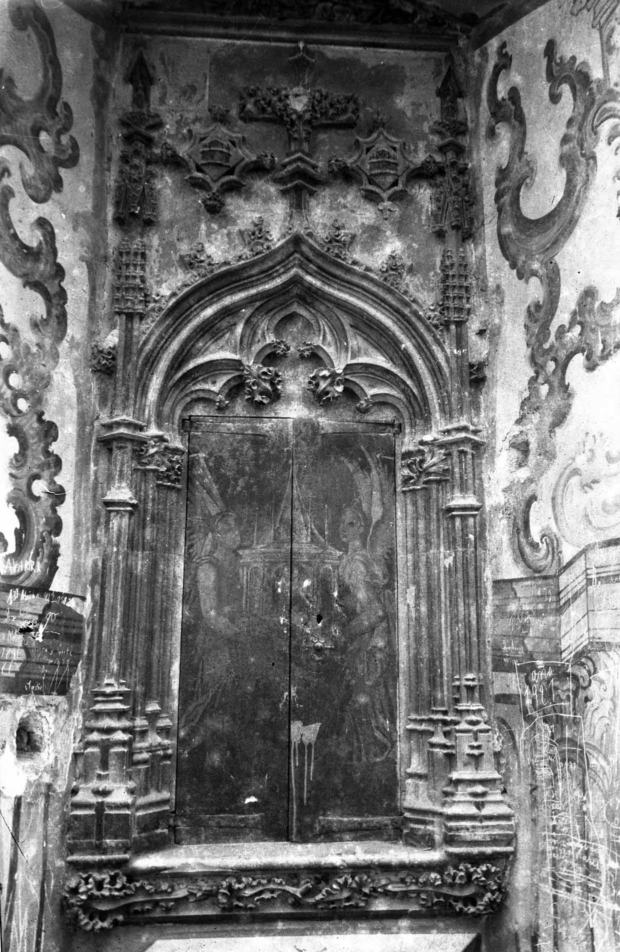 Vista de detall de la part posterior del retaule gòtic de l'altar major de la basílica de Santa Maria, a Castelló d'Empúries, entre els anys 1942 i 1944 (ACGAX. Fons Sadurní Brunet Pi. Autor: Sadurní Brunet)