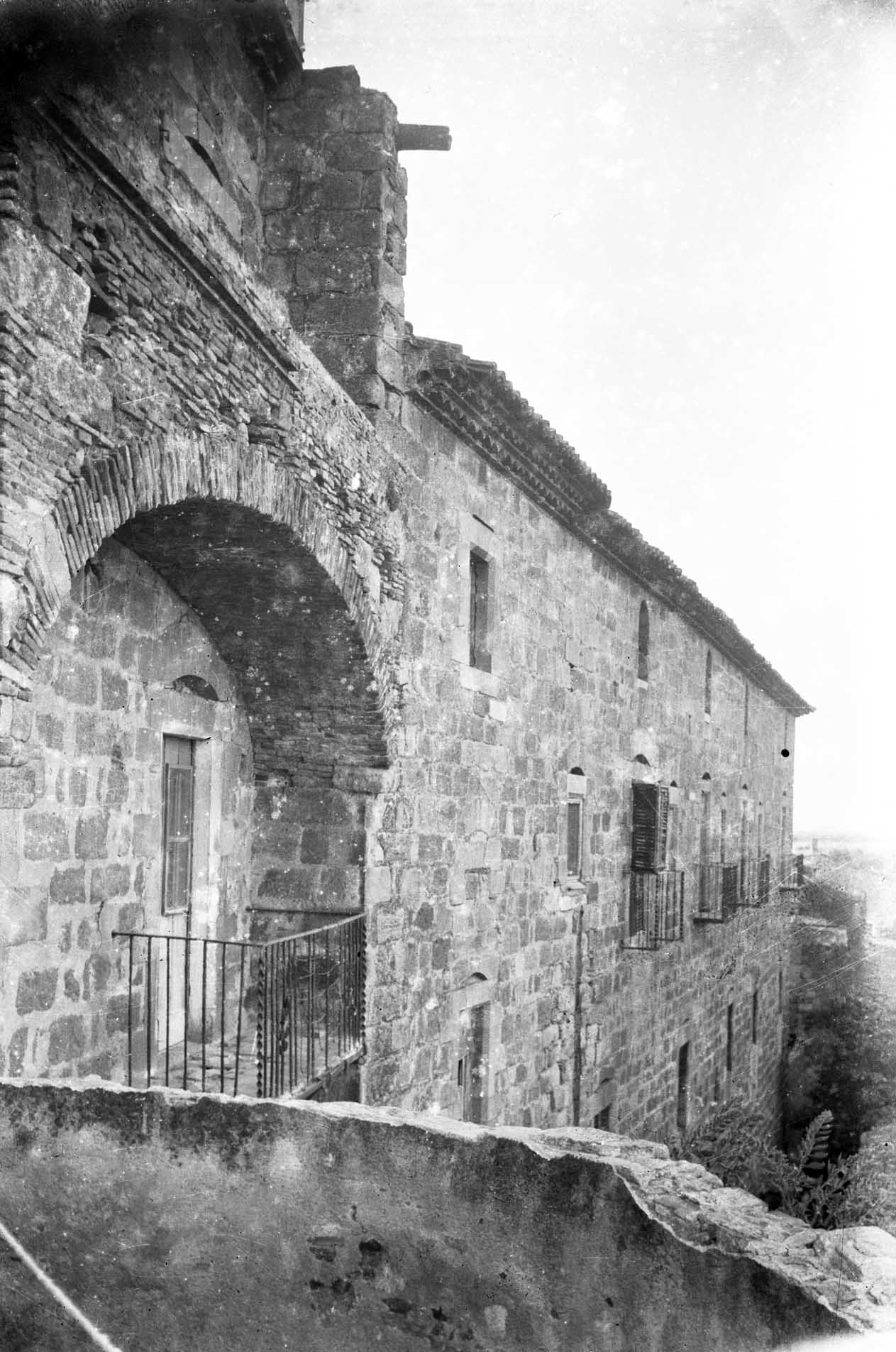 Vista lateral de l'antiga muralla del Palau dels Comtes, o antic convent de Sant Domènec, a Castelló d'Empúries, entre els anys 1942 i 1944 (ACGAX. Fons Sadurní Brunet Pi. Autor: Sadurní Brunet)