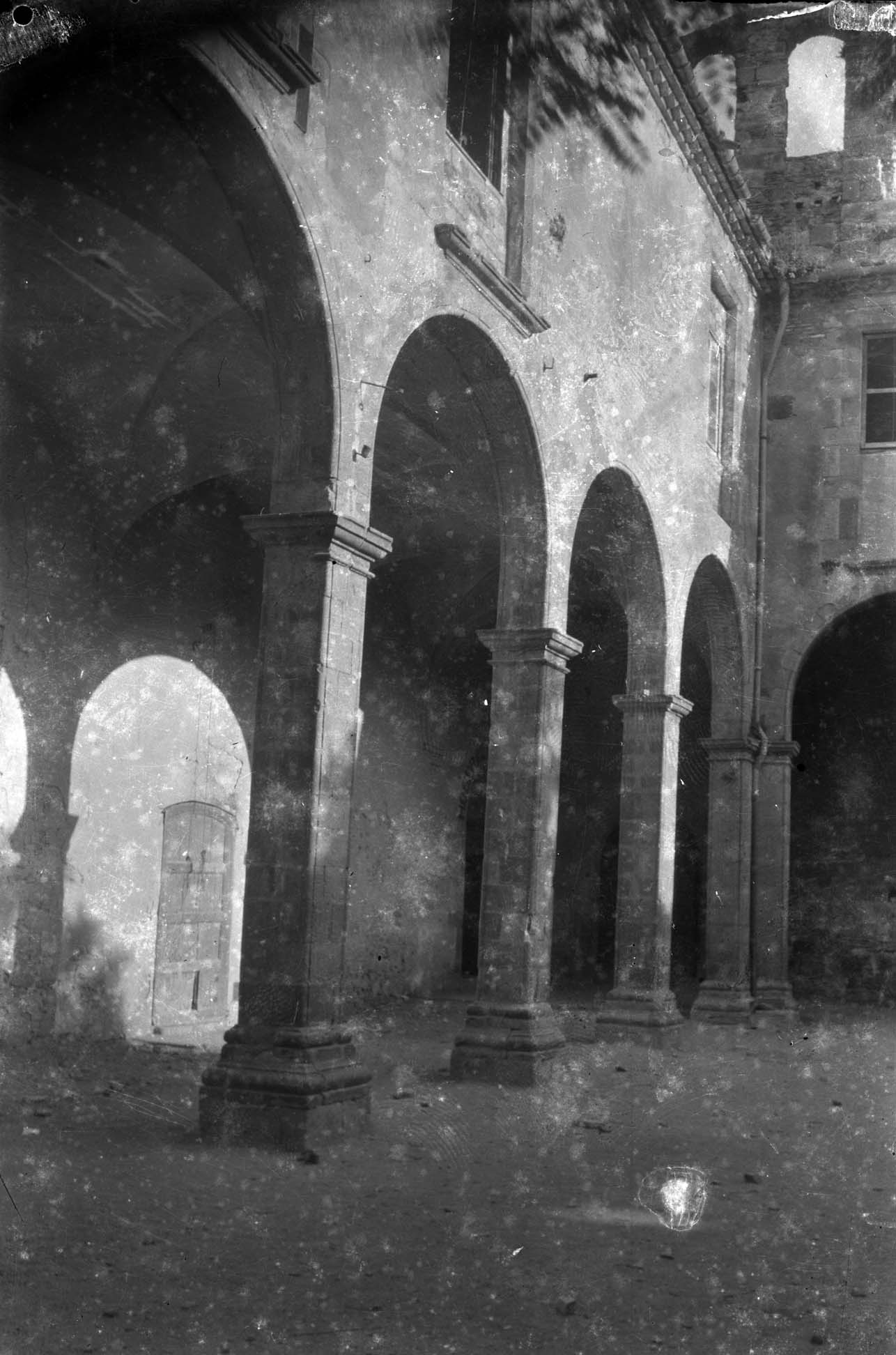 Vista parcial del Palau dels Comtes, o antic convent de Sant Domènec, a Castelló d'Empúries, entre els anys 1942 i 1944 (ACGAX. Fons Sadurní Brunet Pi. Autor: Sadurní Brunet)