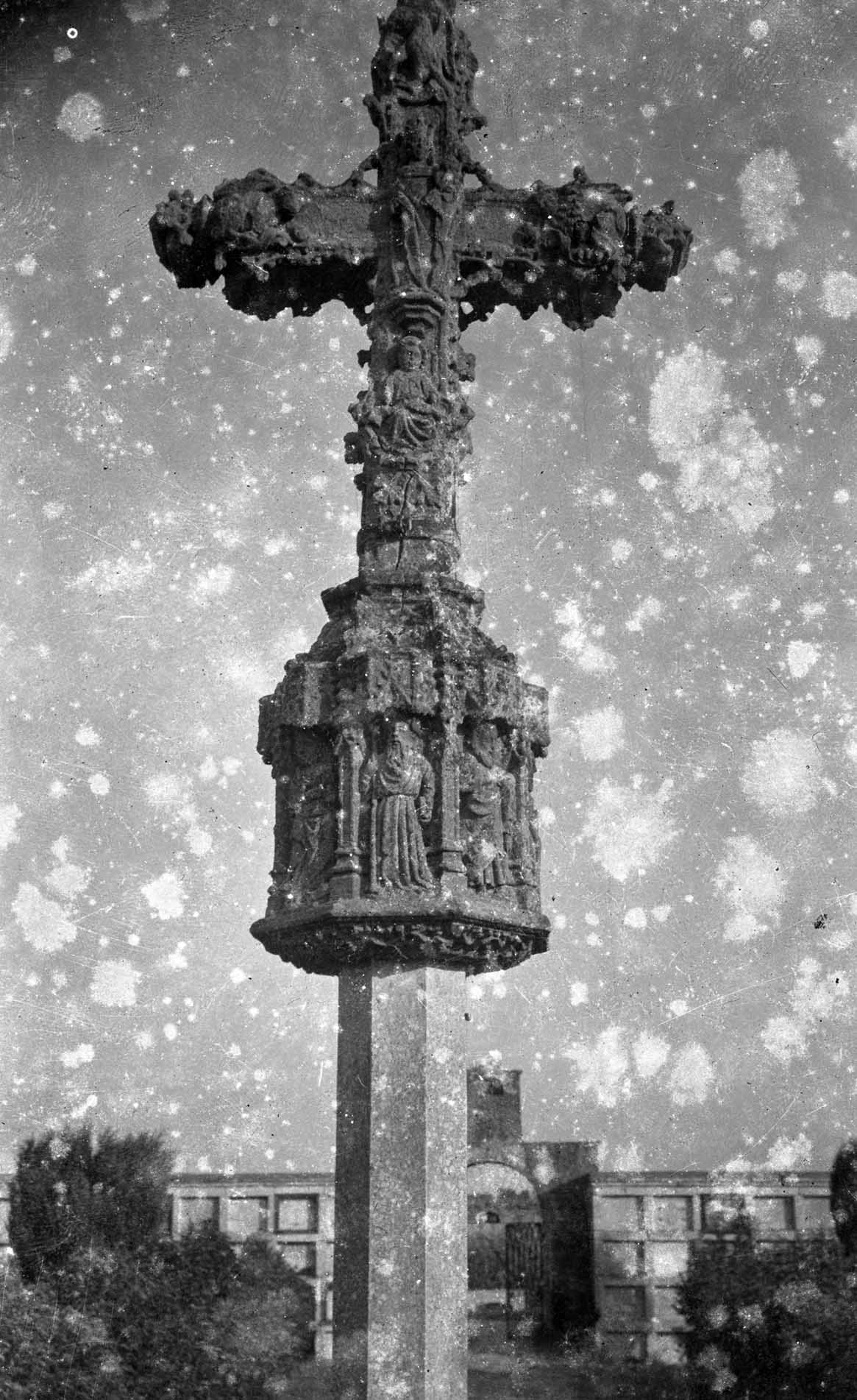 Vista de detall de la creu de terme gòtica de Castelló d'Empúries, entre els anys 1942 i 1944 (ACGAX. Fons Sadurní Brunet Pi. Autor: Sadurní Brunet)