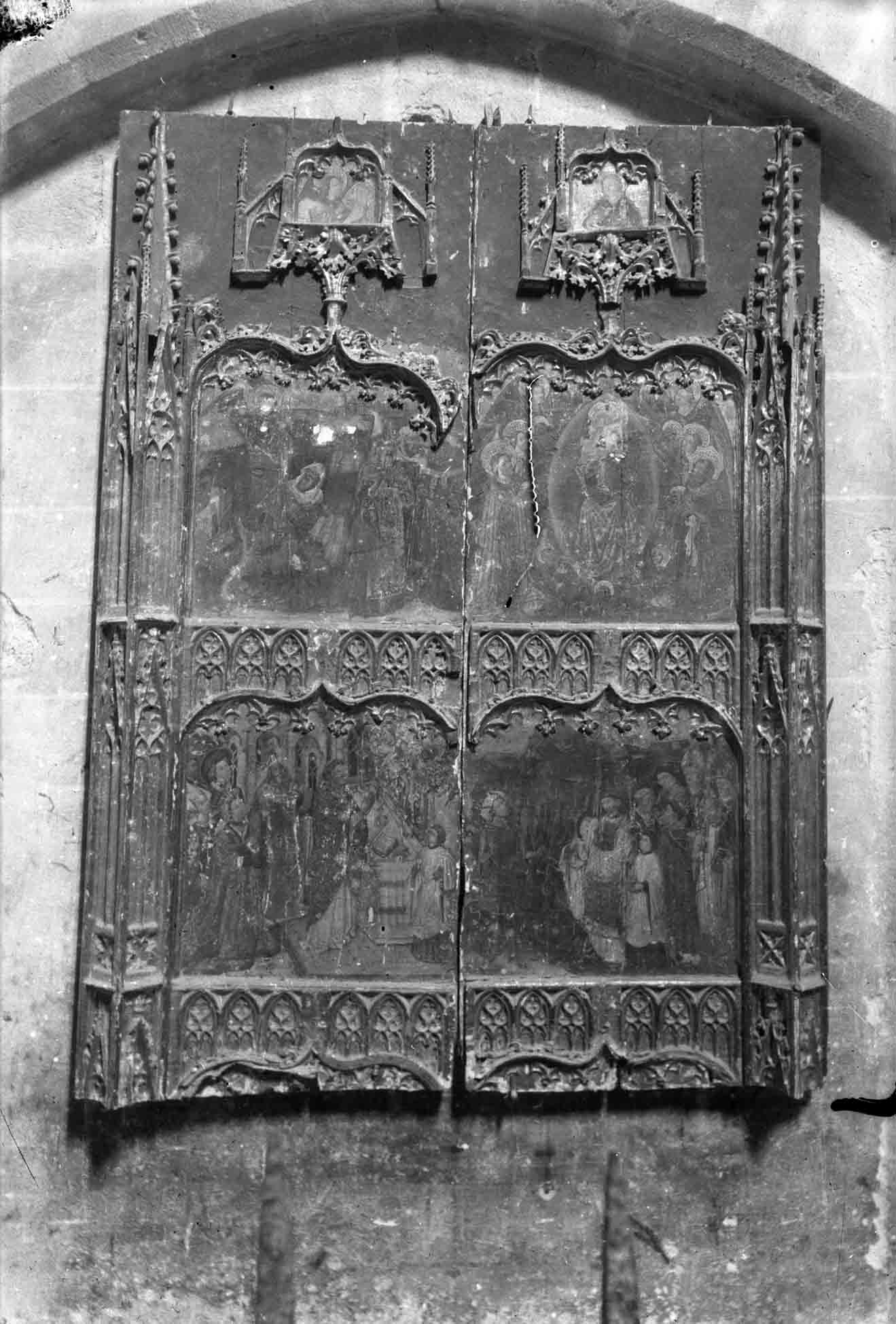 Vista frontal d’un fragment del retaule gòtic de Sant Miquel de la basílica de Santa Maria, a Castelló d'Empúries, entre els anys 1942 i 1944 (ACGAX. Fons Sadurní Brunet Pi. Autor: Sadurní Brunet)