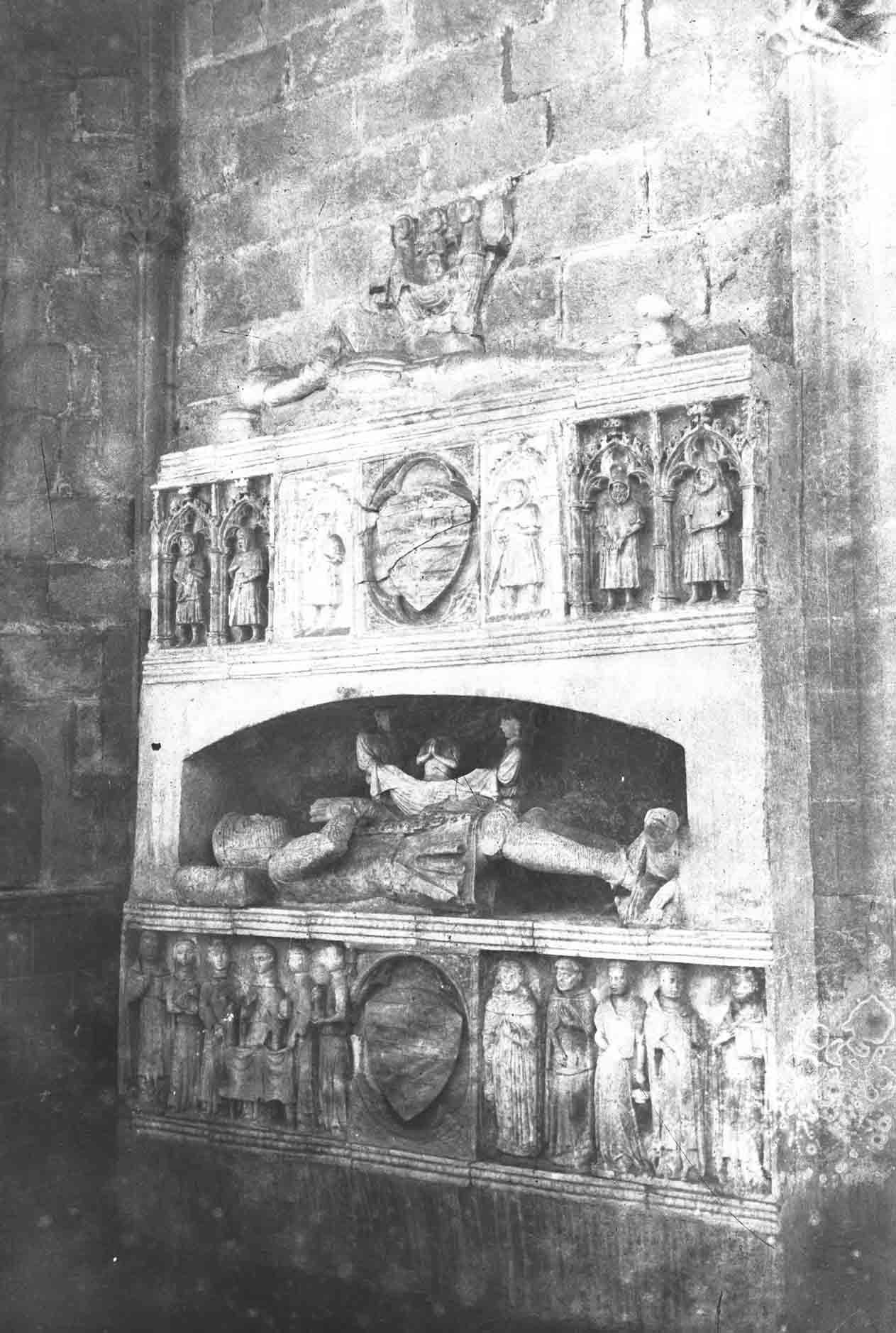 Vista lateral de la tomba del comte Ponç Hug V a la basílica de Santa Maria, a Castelló d'Empúries, entre els anys 1942 i 1944 (ACGAX. Fons Sadurní Brunet Pi. Autor Sadurní Brunet)