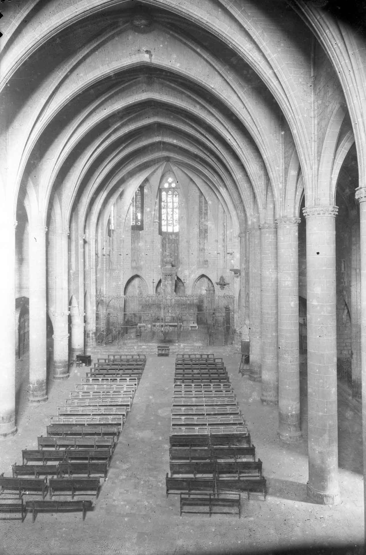 Vista general enlairada de la nau central de la basílica de Santa Maria, a Castelló d'Empúries, entre els anys 1942 i 1944 (ACGAX. Fons Sadurní Brunet Pi. Autor Sadurní Brunet)
