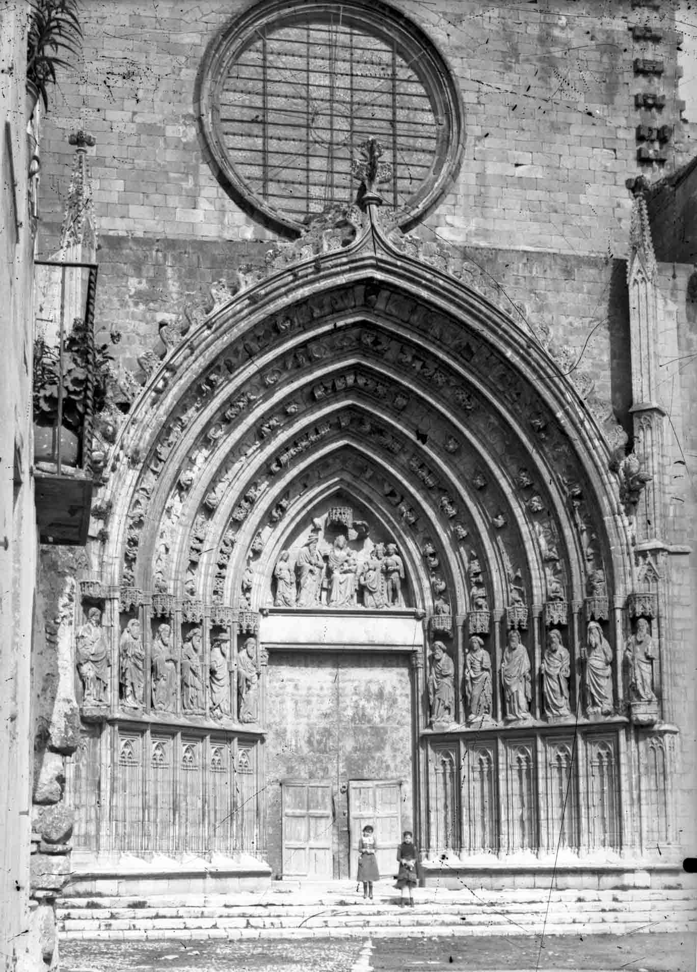 Vista frontal del pòrtic de la basílica de Santa Maria, a Castelló d'Empúries, entre els anys 1942 i 1944 (ACGAX. Fons Sadurní Brunet Pi. Autor Sadurní Brunet)