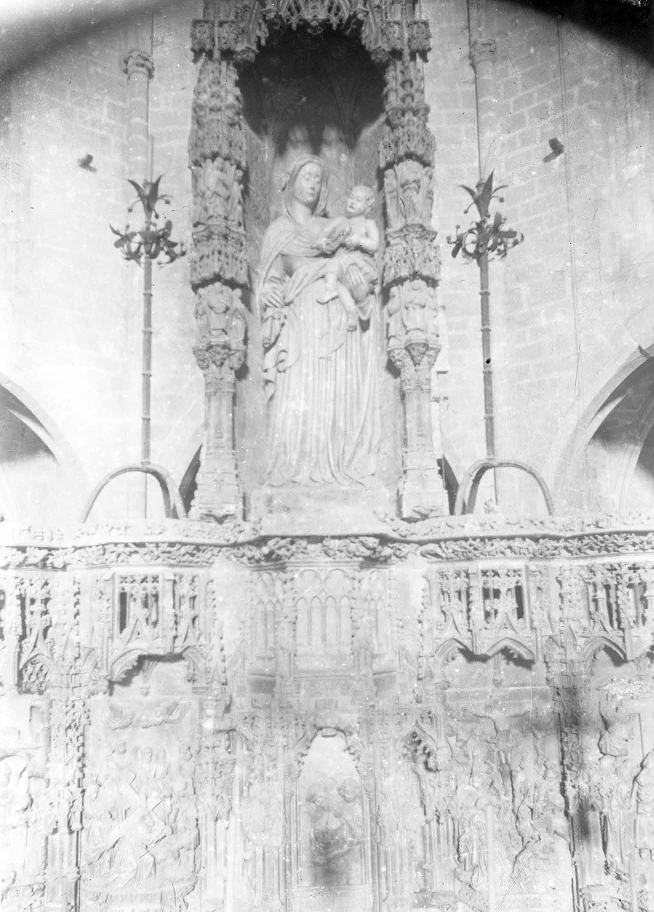 Vista de detall del retaule gòtic de l'altar major de la basílica de Santa Maria, a Castelló d'Empúries, entre els anys 1942 i 1944 (ACGAX. Fons Sadurní Brunet Pi. Autor: Sadurní Brunet)