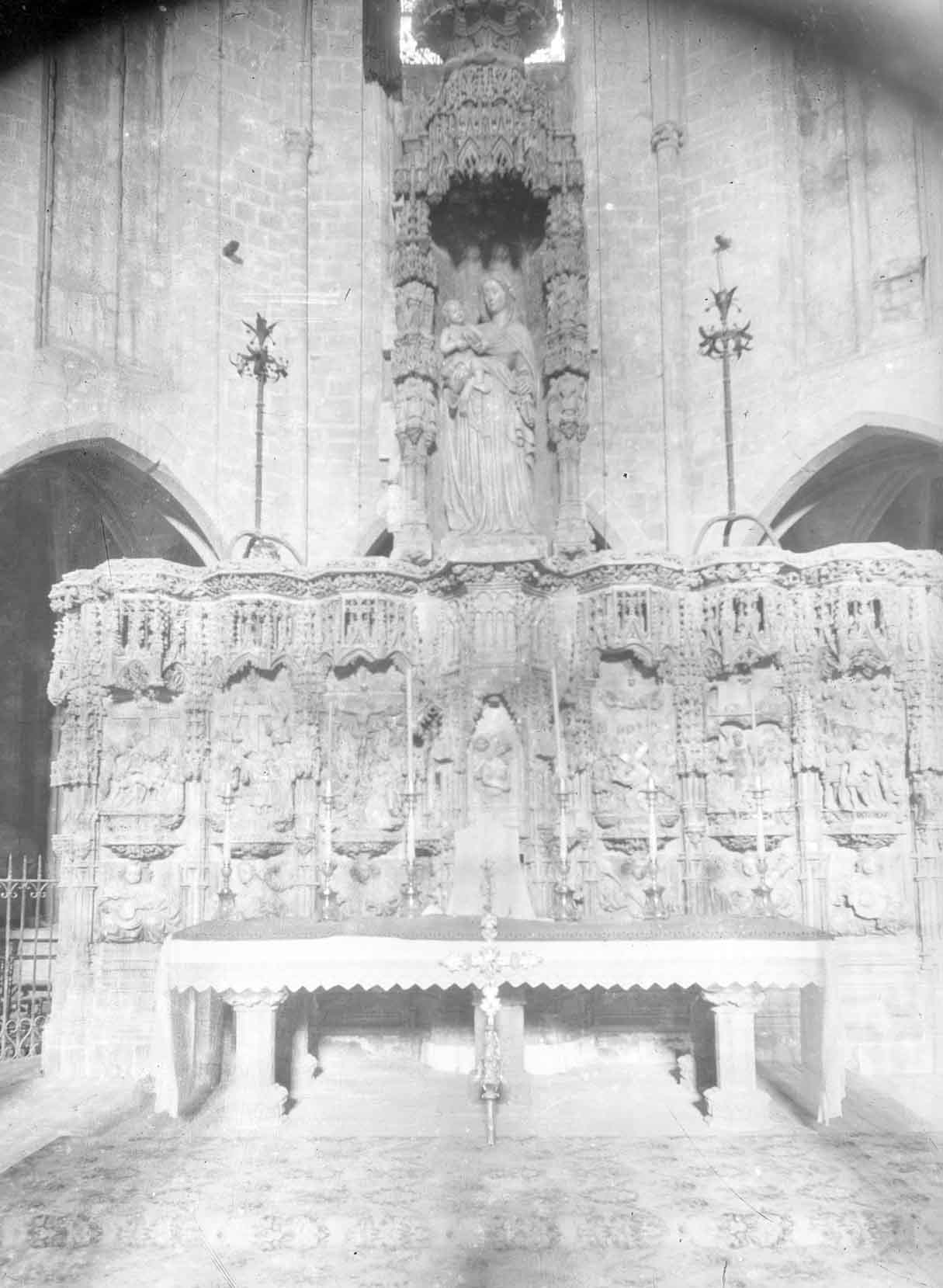 Vista frontal del retaule gòtic de l'altar major de la basílica de Santa Maria, a Castelló d'Empúries, entre els anys 1942 i 1944 (ACGAX. Fons Sadurní Brunet Pi. Autor: Sadurní Brunet)