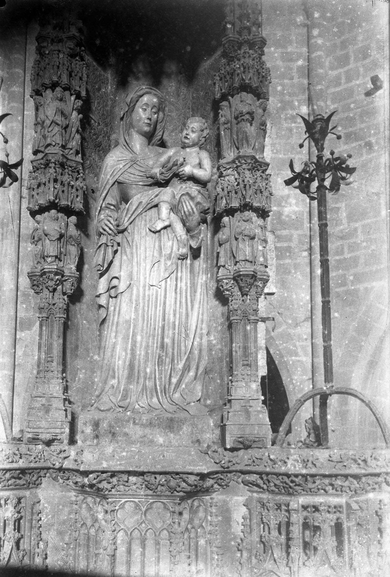 Vista de detall del retaule major gòtic de la basílica de Santa Maria, a Castelló d'Empúries, entre els anys 1942 i 1944 (ACGAX. Fons Sadurní Brunet Pi. Autor: Sadurní Brunet)