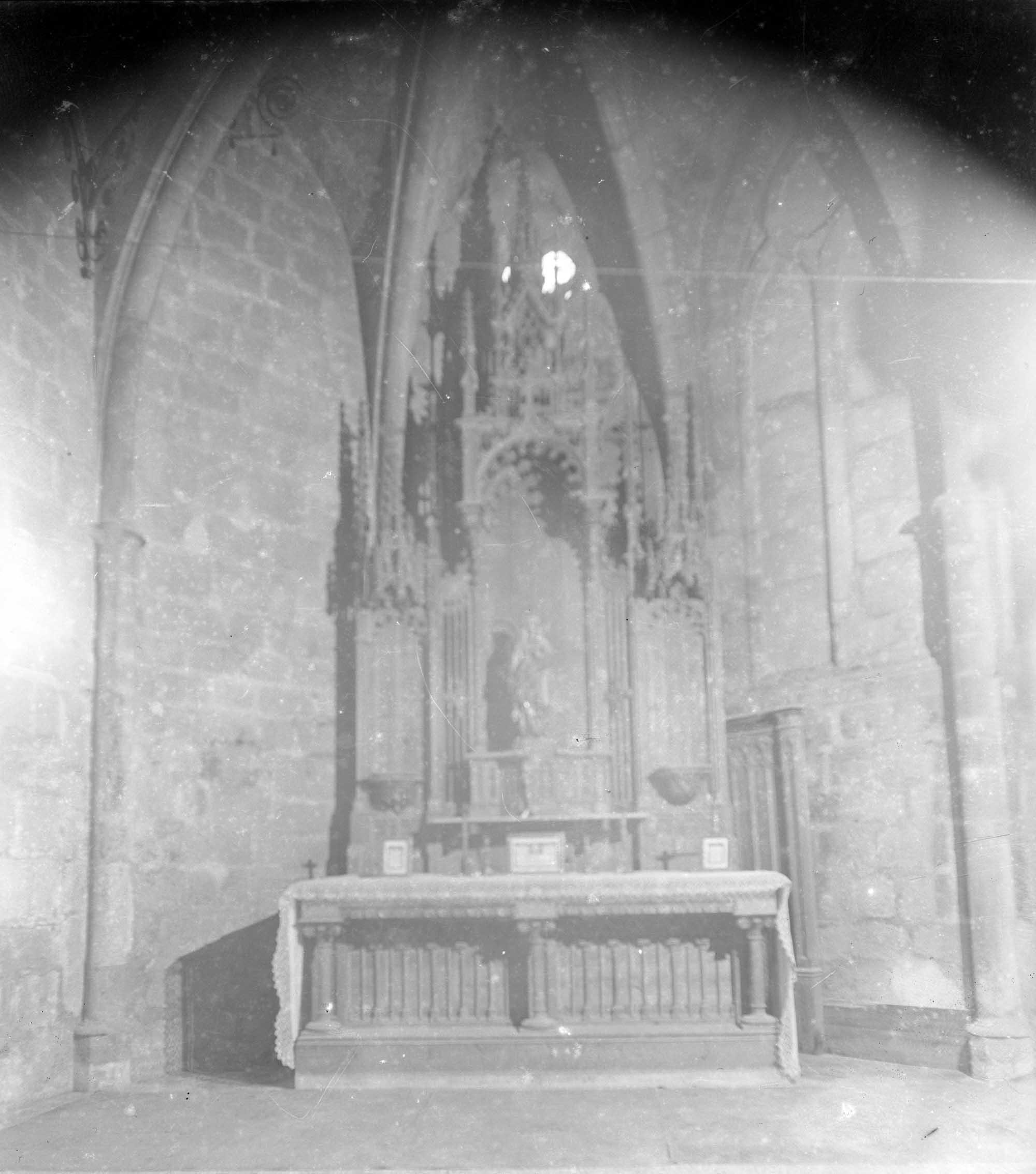 Vista general de la capella del Sagrat Cor a la basílica de Santa Maria, a Castelló d'Empúries