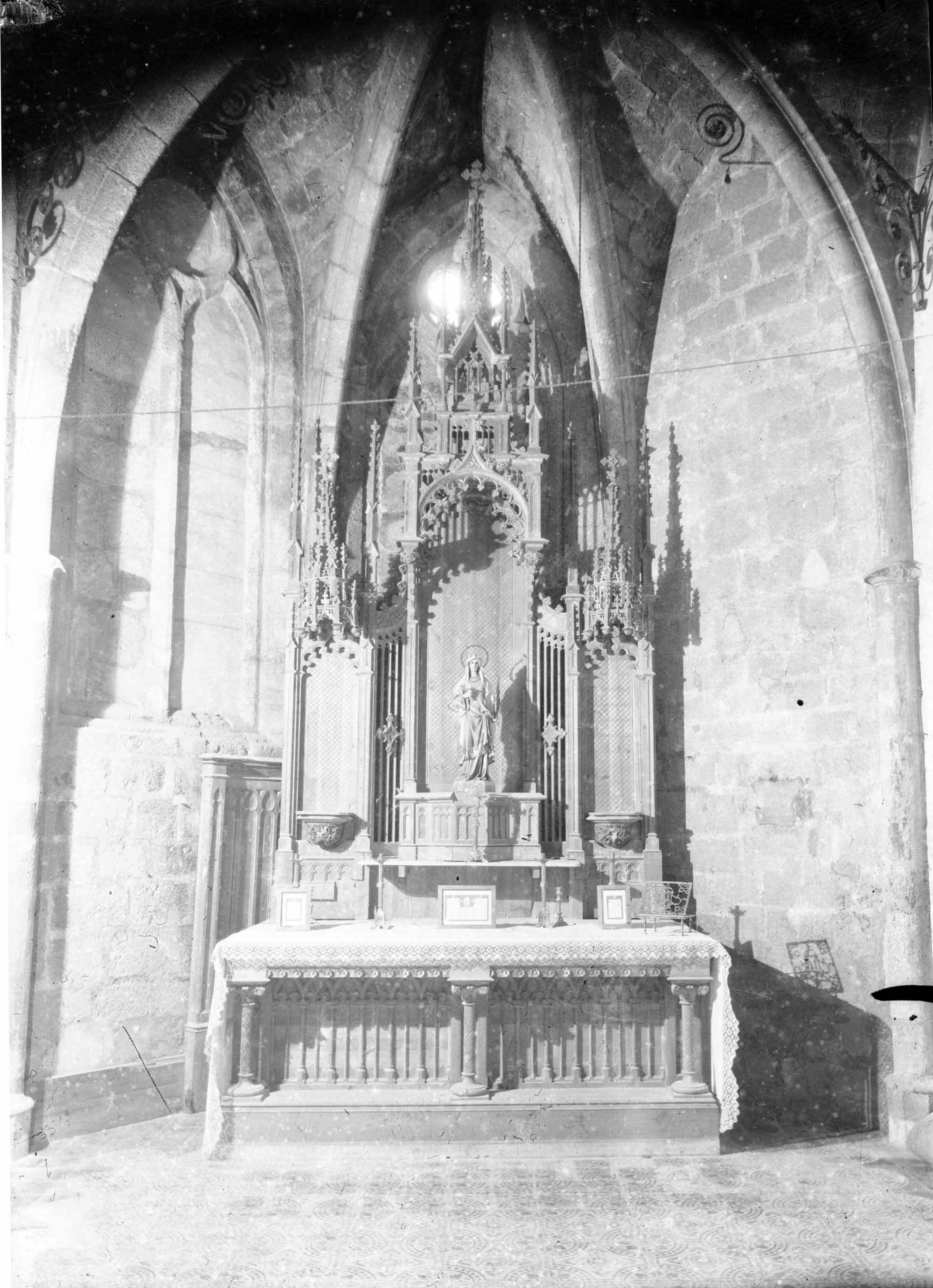 Vista general de la capella del Sagrat Cor a la basílica de Santa Maria, a Castelló d'Empúries, entre els anys 1942 i 1944 (ACGAX. Fons Sadurní Brunet Pi. Autor: Sadurní Brunet)