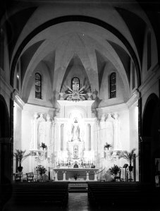 Vista general de l'absis central de l'església de Sant Salvador, a Castellfolli de la Roca. Al centre, l'altar major, obra de Sadurní Brunet, en la darrera fase de les successives ampliacions, 1949 (ACGAX. Fons Sadurní Brunet Pi. Autor: Sadurní Brunet)
