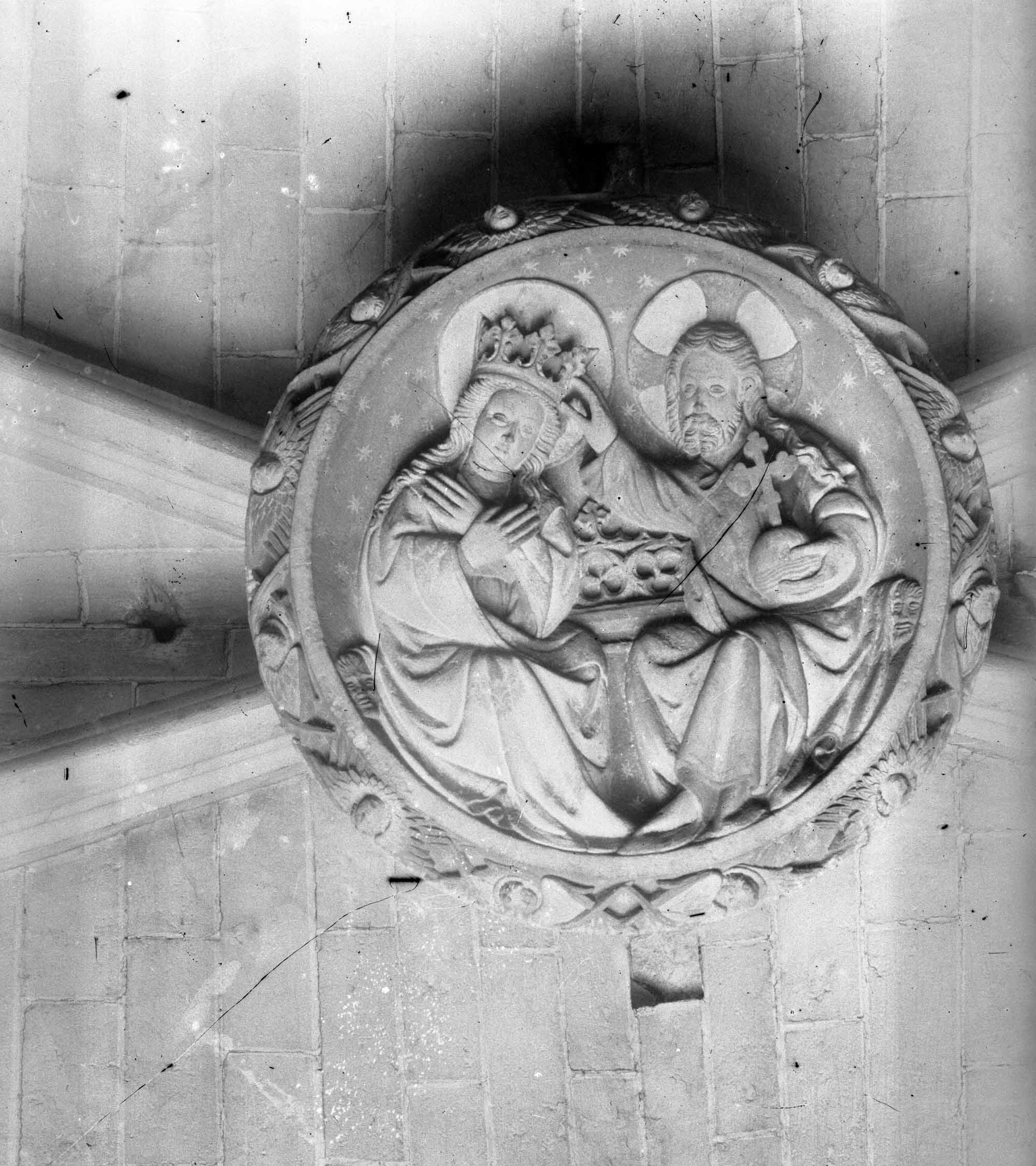 Vista general en pla nadir d'un medalló del sostre d'una nau de la basílica de Santa Maria, a Castelló d'Empúries, entre els anys 1942 i 1944 (ACGAX. Fons Sadurní Brunet Pi. Autor Sadurní Brunet)