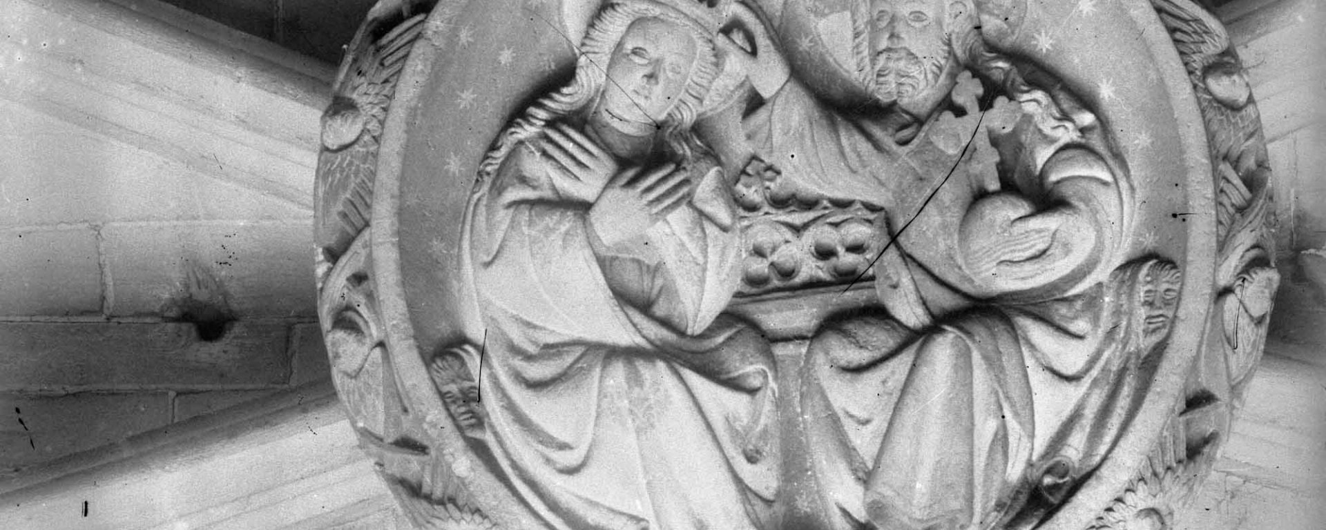 Vista general en pla nadir d'un medalló del sostre d'una nau de la basílica de Santa Maria, a Castelló d'Empúries, entre els anys 1942 i 1944 (ACGAX. Fons Sadurní Brunet Pi. Autor Sadurní Brunet)