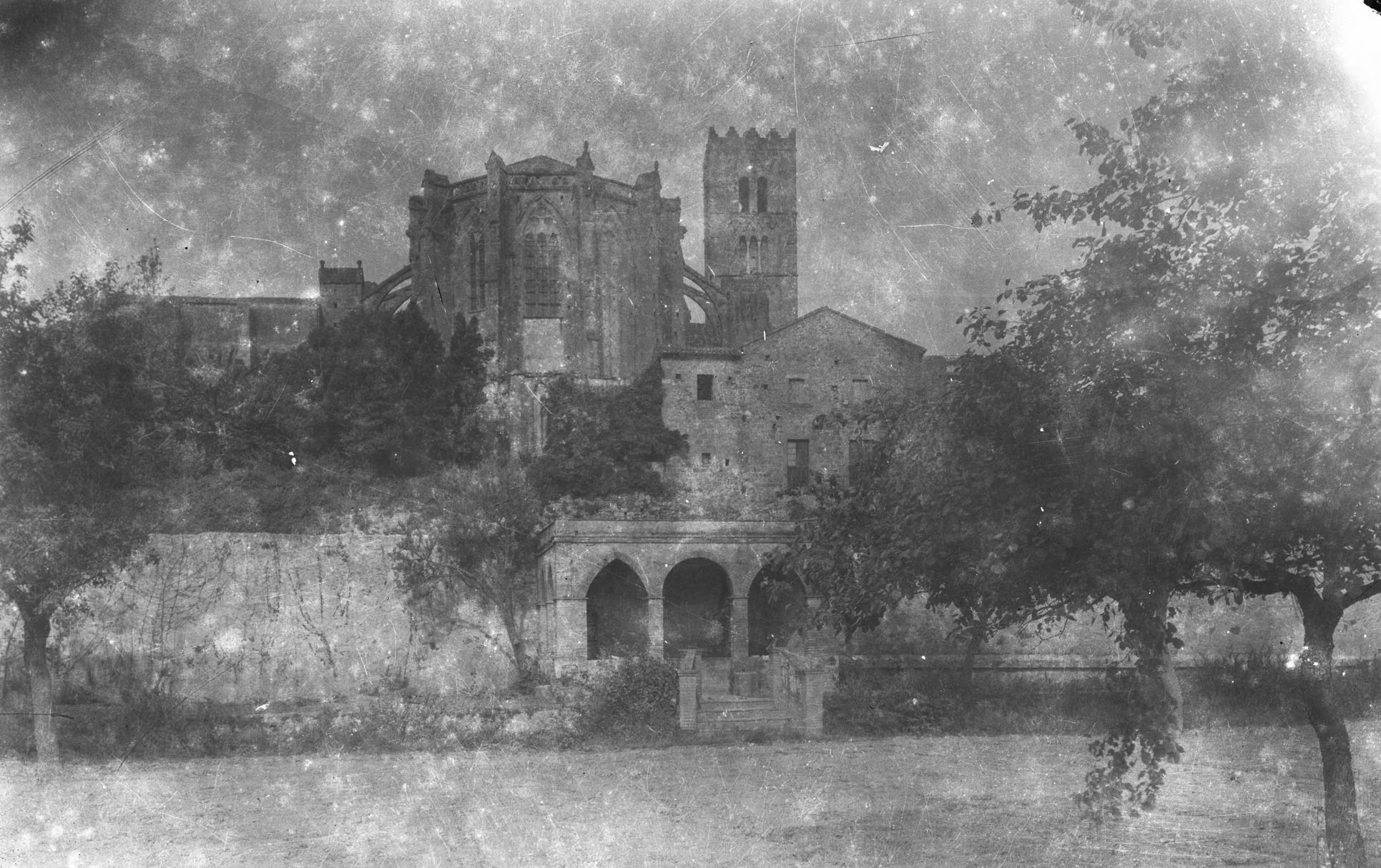 Vista parcial de Castelló d’Empúries. Al centre, l'absis central i la torre del campanar de la basílica de Santa Maria, entre els anys 1942 i 1944 (ACGAX. Fons Sadurní Brunet Pi. Autor: Sadurní Brunet)