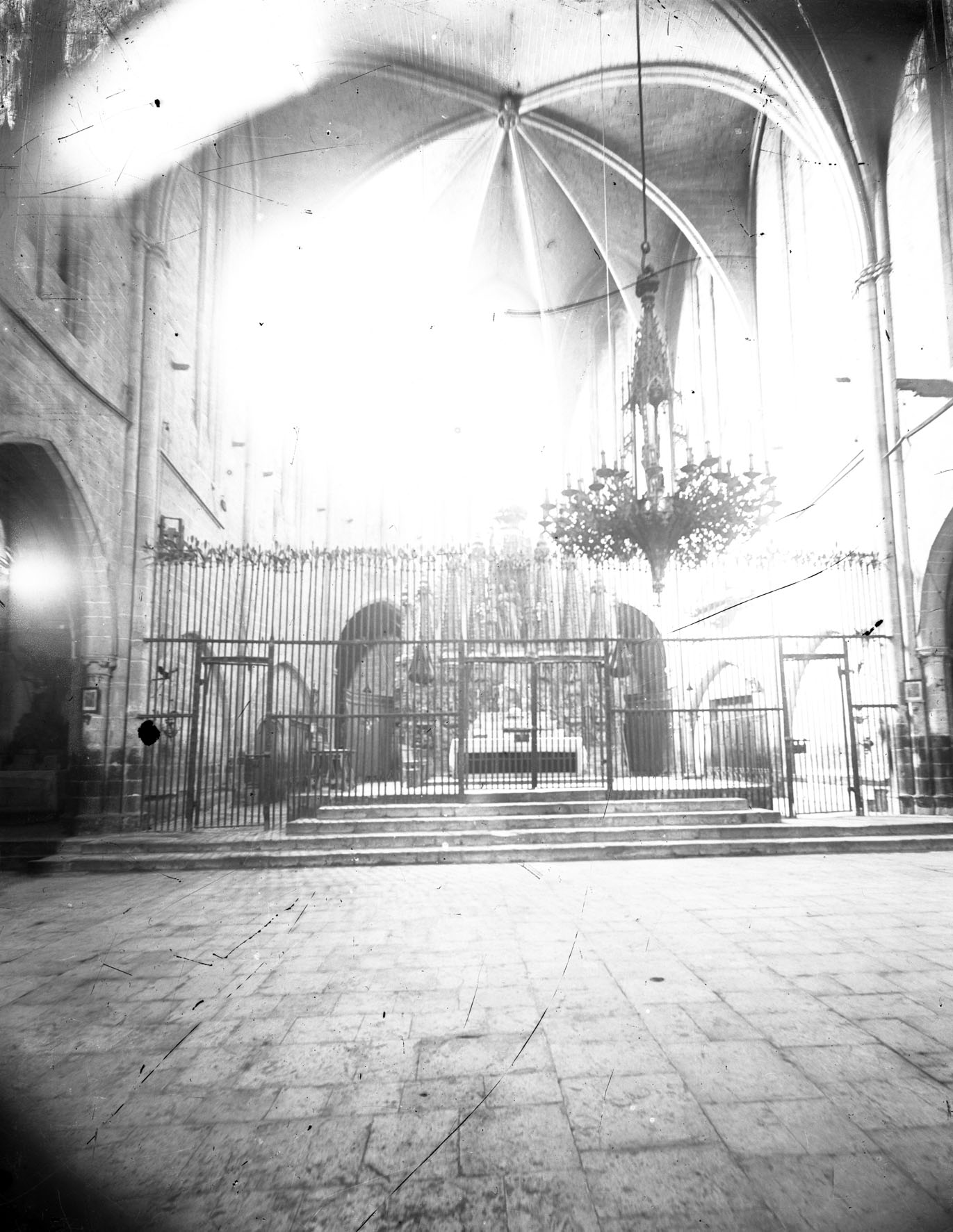 Vista parcial de la nau central de la basílica de Santa Maria, a Castelló d’Empúries, entre els anys 1942 i 1944 (ACGAX. Fons Sadurní Brunet Pi. Autor: Sadurní Brunet