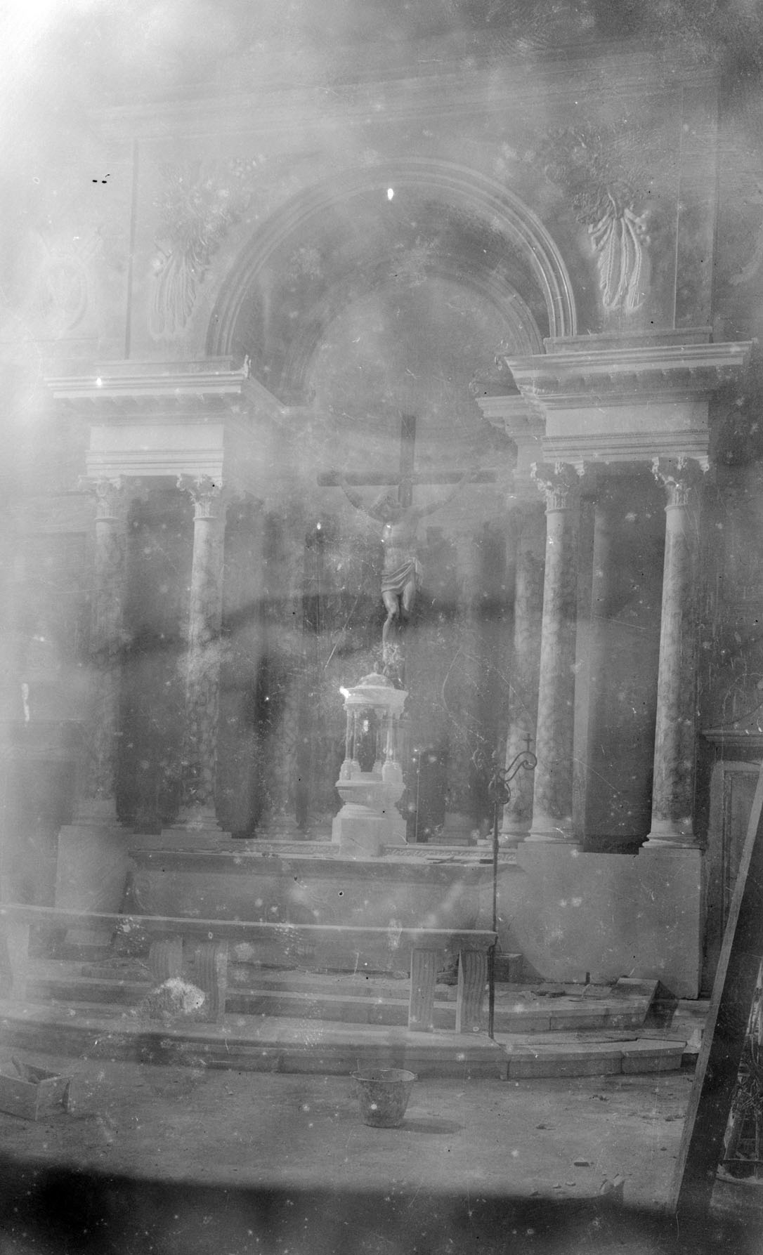 Vista parcial de l’altar del Sant Crist de la basílica de Santa Maria, a Castelló d’Empúries, entre els anys 1942 i 1944 (ACGAX. Fons Sadurní Brunet Pi. Autor: Sadurní Brunet)
