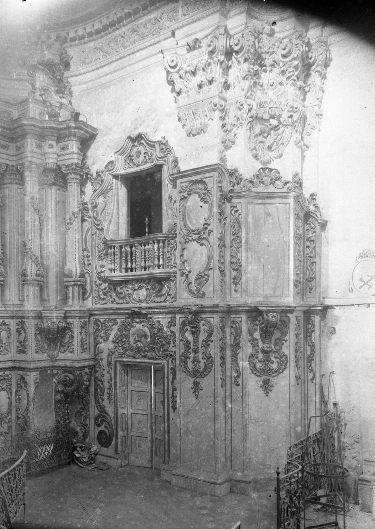 Vista parcial de la capella dels Dolors de la basílica de Santa Maria, a Castelló d’Empúries, entre els anys 1942 i 1944 (ACGAX. Fons Sadurní Brunet Pi. Autor: Sadurní Brunet)