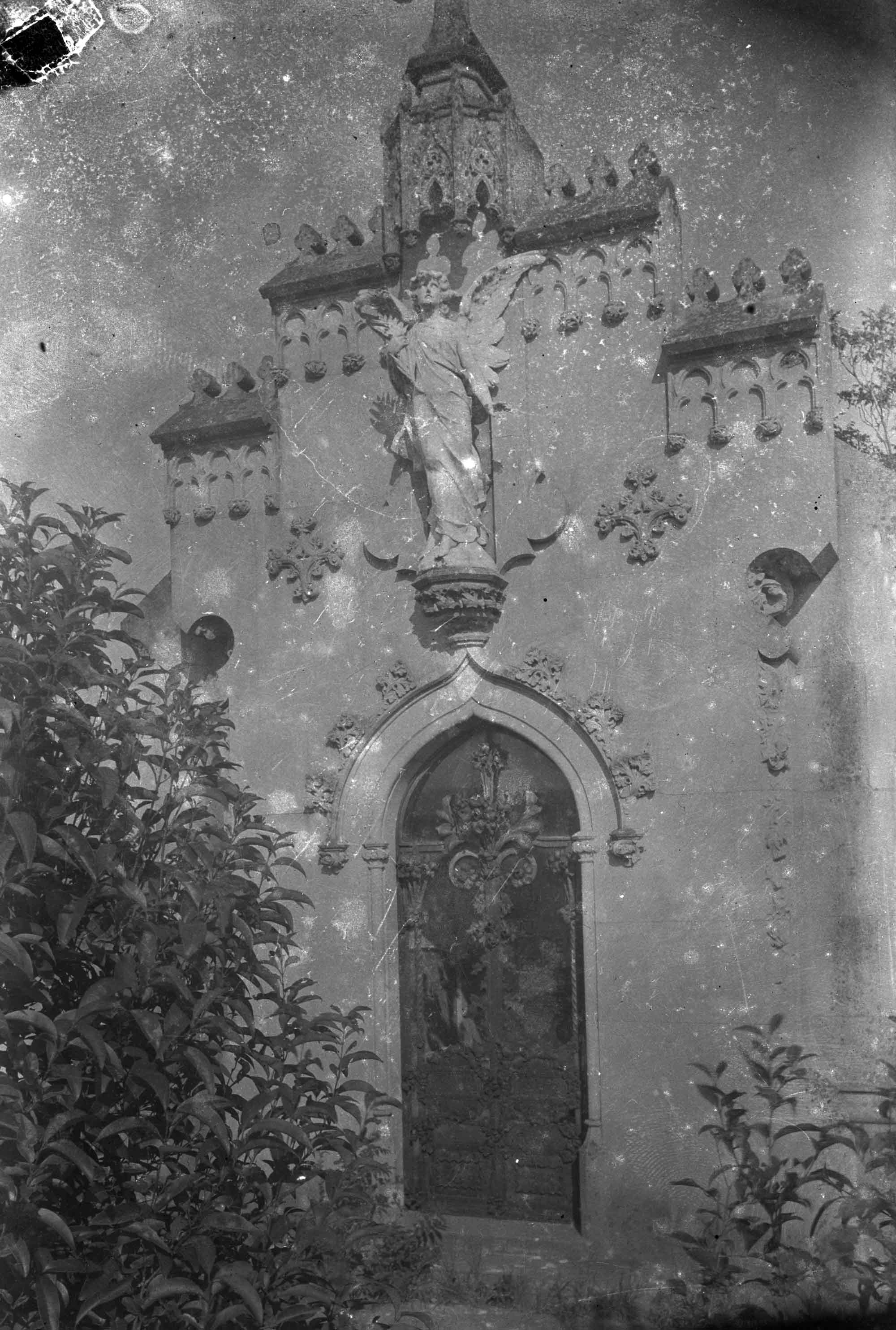 Vista parcial d'un panteó del cementiri de Castelló d'Empúries, entre els anys 1942 i 1944 (ACGAX. Fons Sadurní Brunet Pi. Autor: Sadurní Brunet)