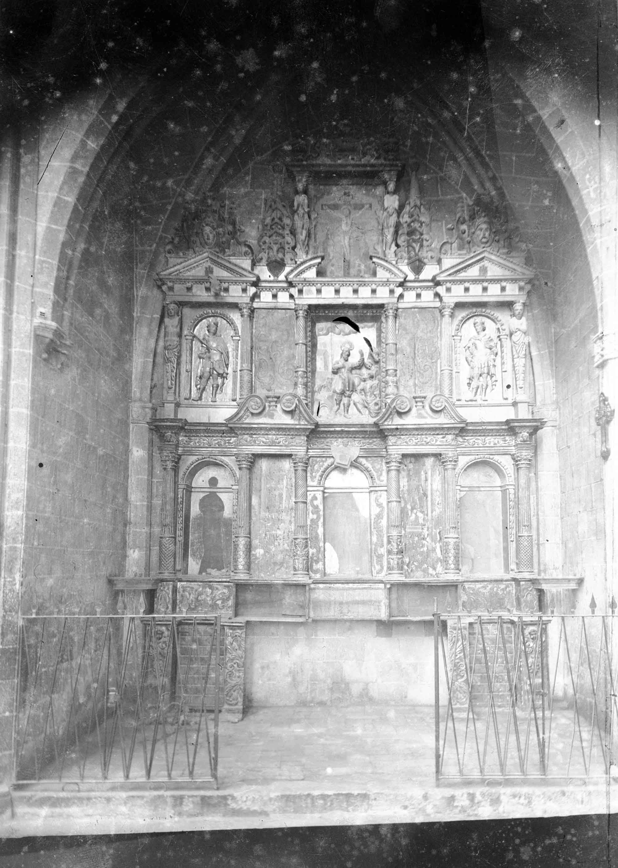 Vista general de la capella de Sant Josep de la basílica de Santa Maria, a Castelló d'Empúries, entre els anys 1942 i 1944 (ACGAX. Fons Sadurní Brunet Pi. Autor: Sadurní Brunet)