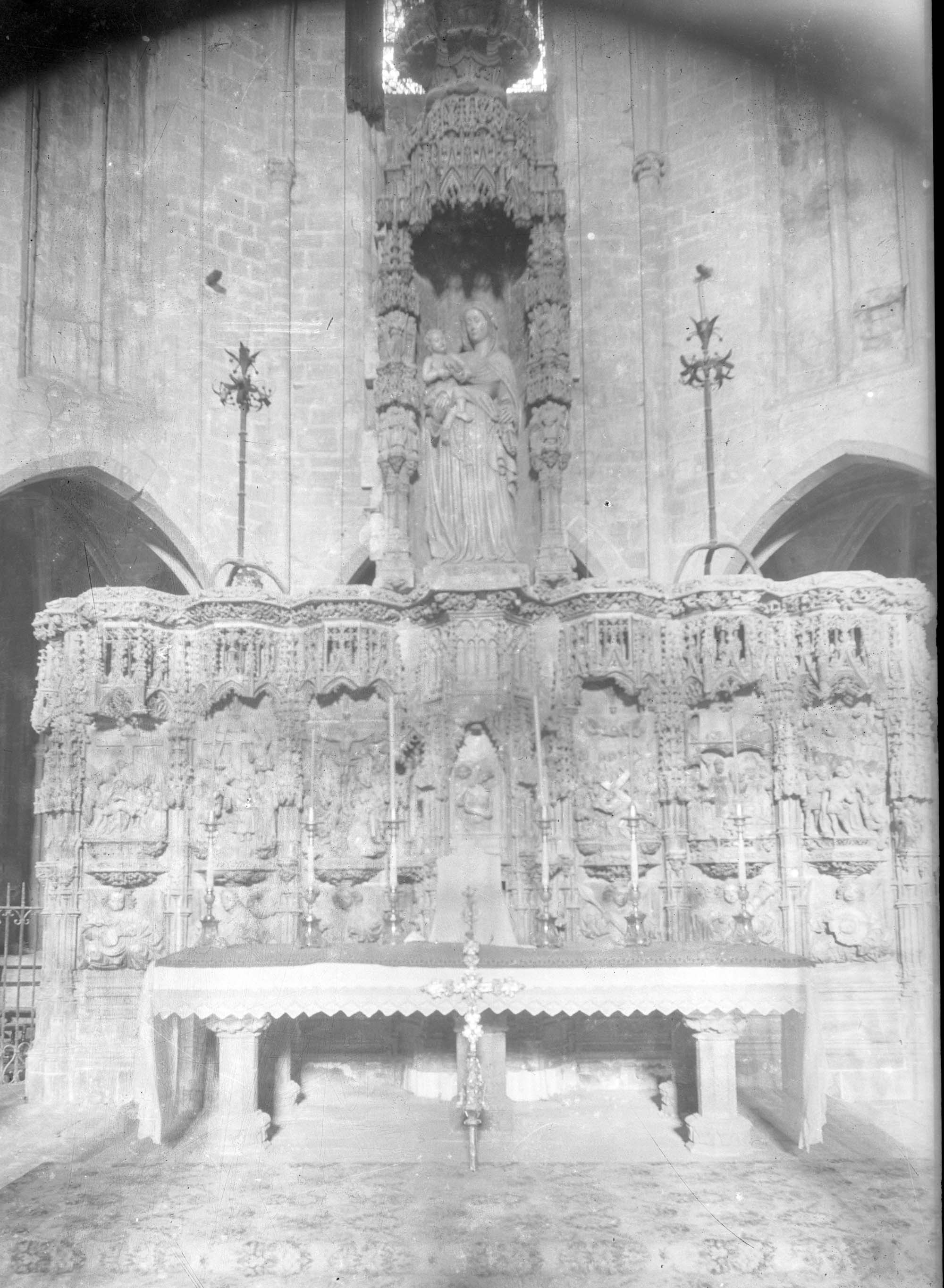 Vista frontal del retaule gòtic d'alabastre de l'altar major de la basílica de Santa Maria, a Castelló d’Empúries, entre els anys 1942 i 1944 (ACGAX. Fons Sadurní Brunet Pi. Autor Sadurní Brunet)