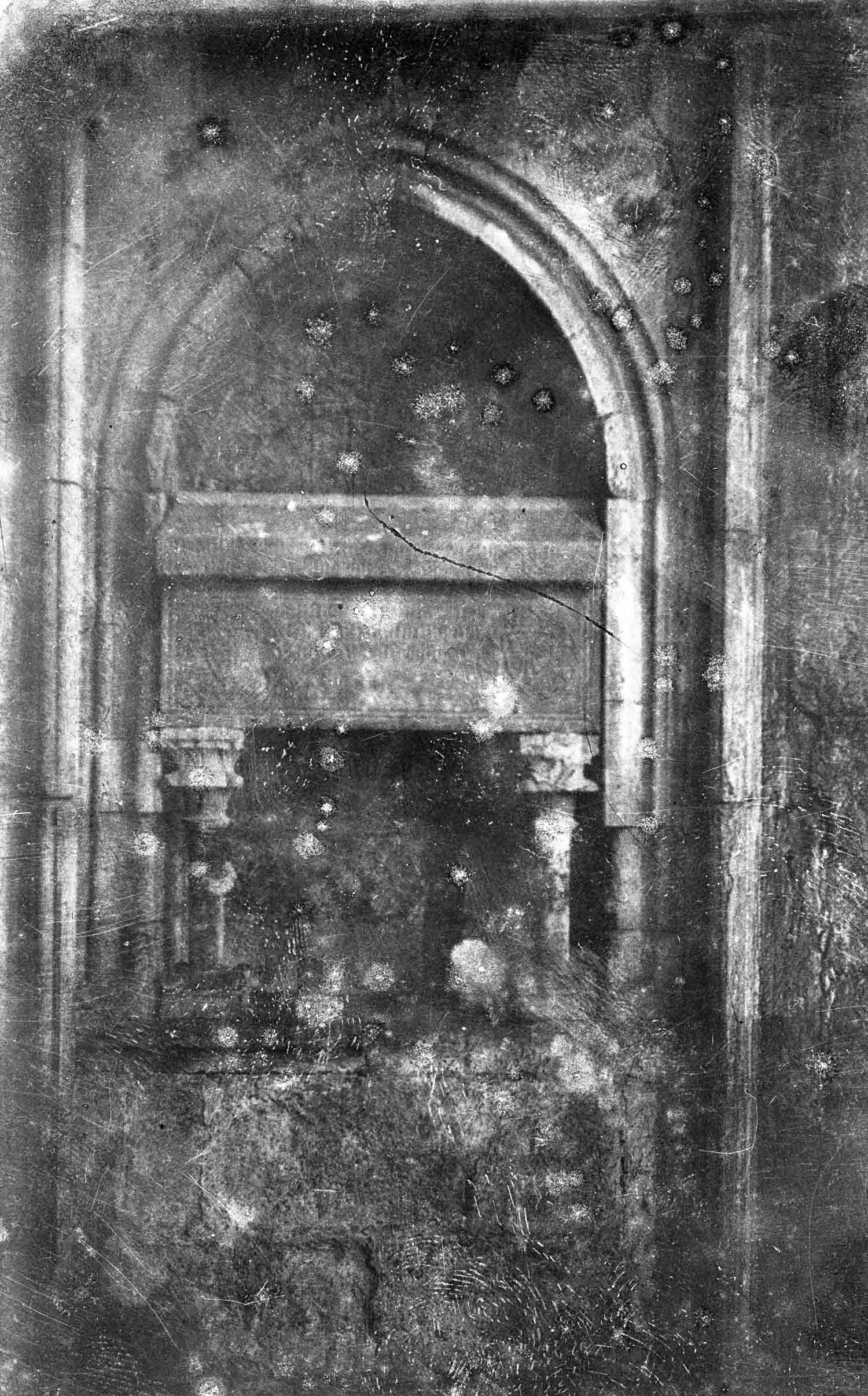 Vista frontal del sepulcre de Joan Garravilles (mort l’any 1379), situat a la capella de Sant Jordi de la basílica de Santa Maria, a Castelló d’Empúries, entre els anys 1942 i 1944 (ACGAX. Fons Sadurní Brunet Pi. Autor Sadurní Brunet)